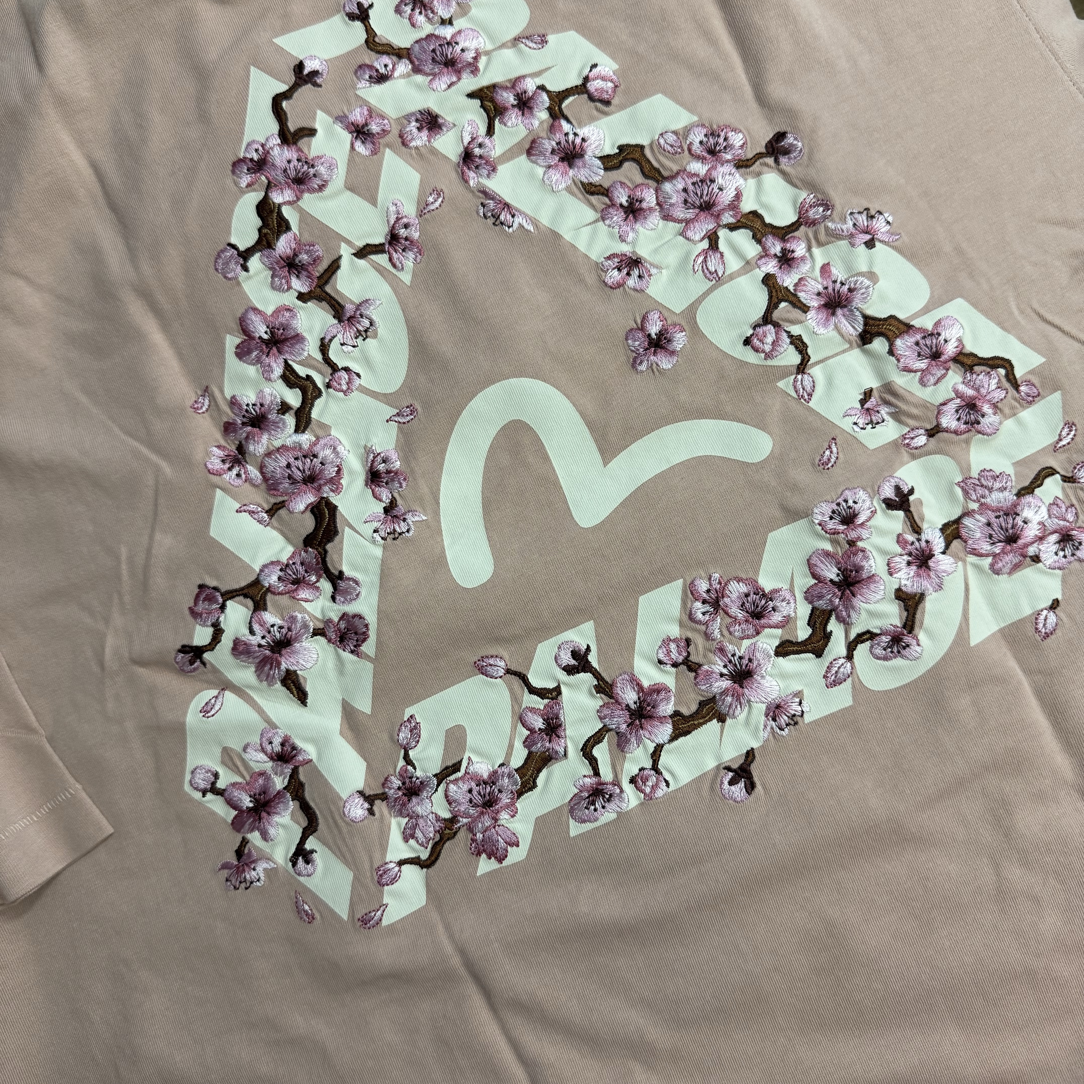 Palace x Evisu Heavy Wash T-Shirt Misty Pink - 26SS 착용 스타일