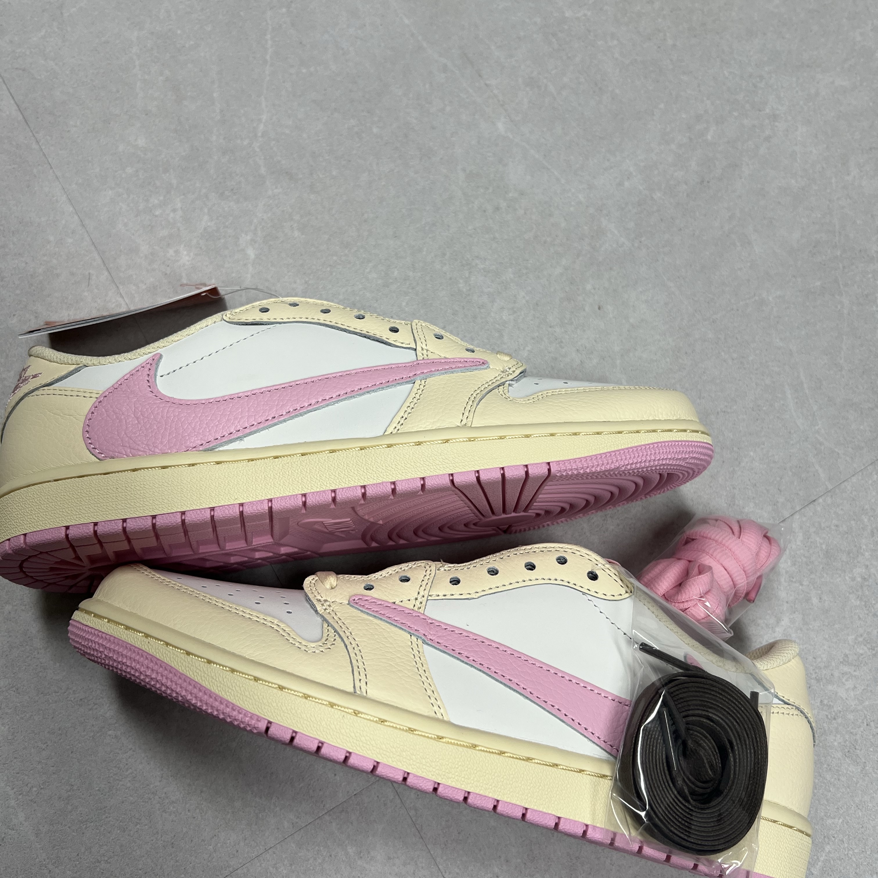 Jordan 1 x Travis Scott Retro Low OG SP Muslin Shy Pink 착용 스타일 - 2
