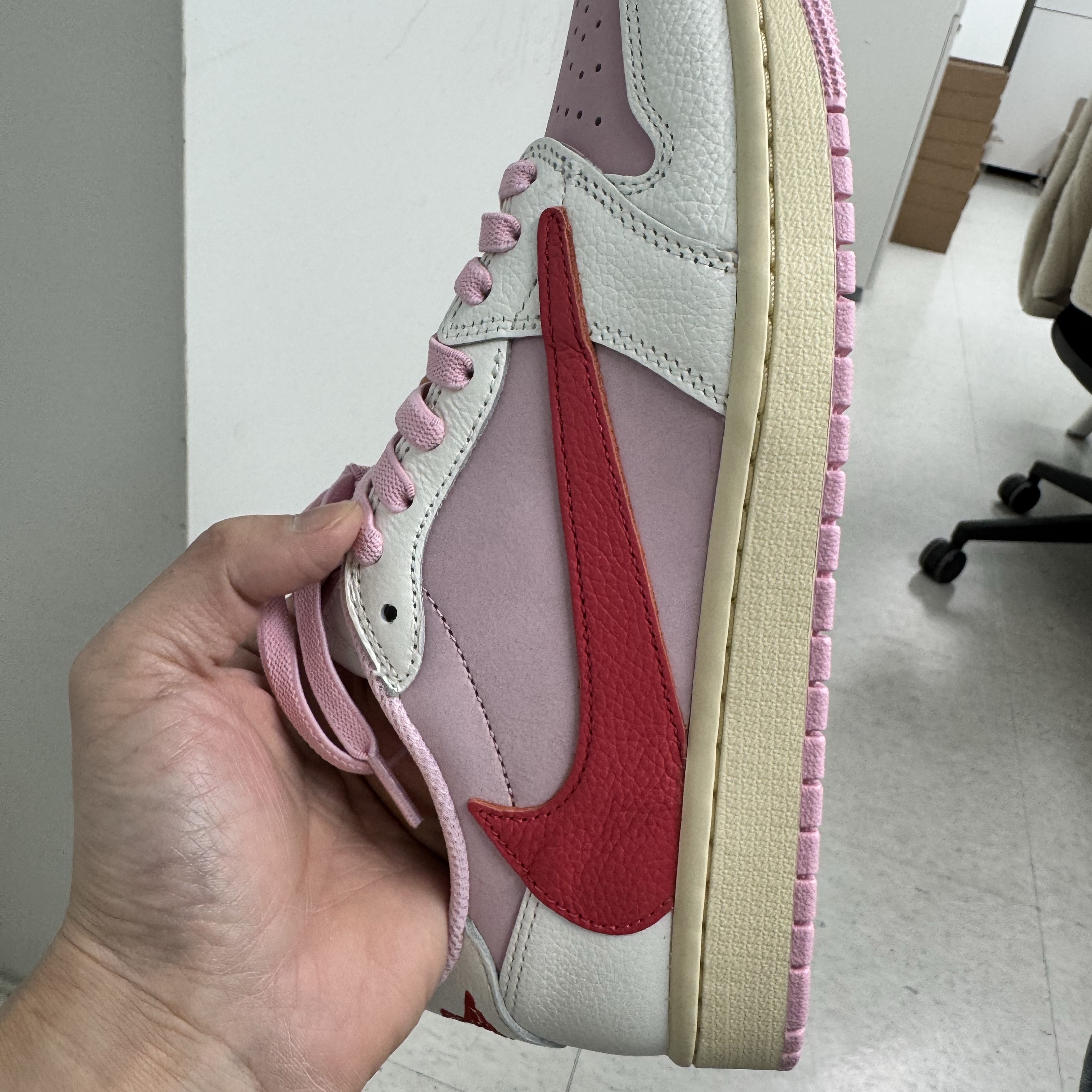 Jordan 1 x Travis Scott Retro Low OG SP Sail Tropical Pink 착용 스타일 - 2