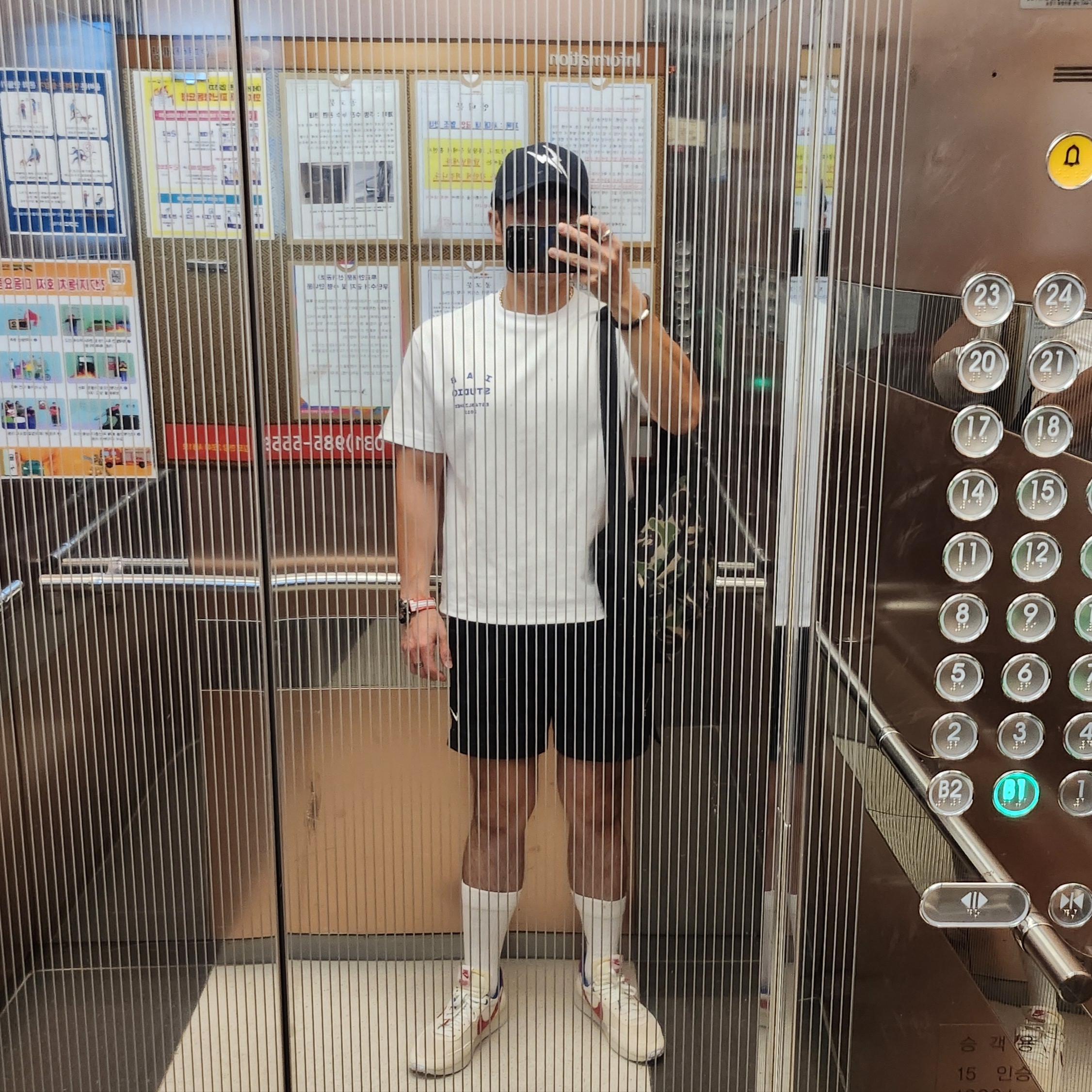 IAB Studio 26 IAB T-Shirt White Navy, Nike x Stranger Things Tailwind 79 Independence Day Pack 착용 스타일 - 1