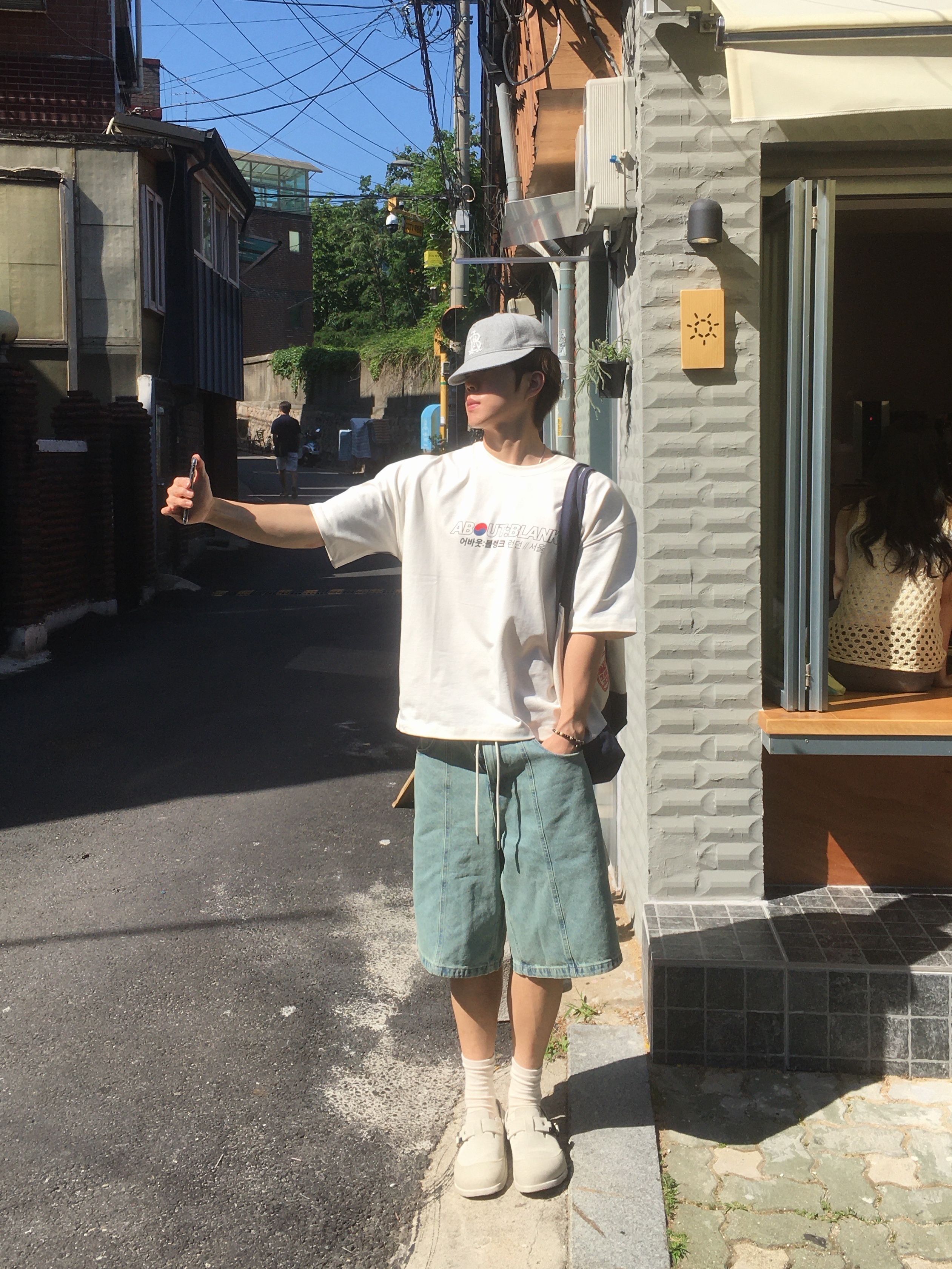 [KREAM 단독] About:Blank KREAM Exclusive T-Shirt Oat - 26FW, [KREAM 단독] About:Blank Felled Denim Short Murky Wash - 26FW 착용 스타일 - 1