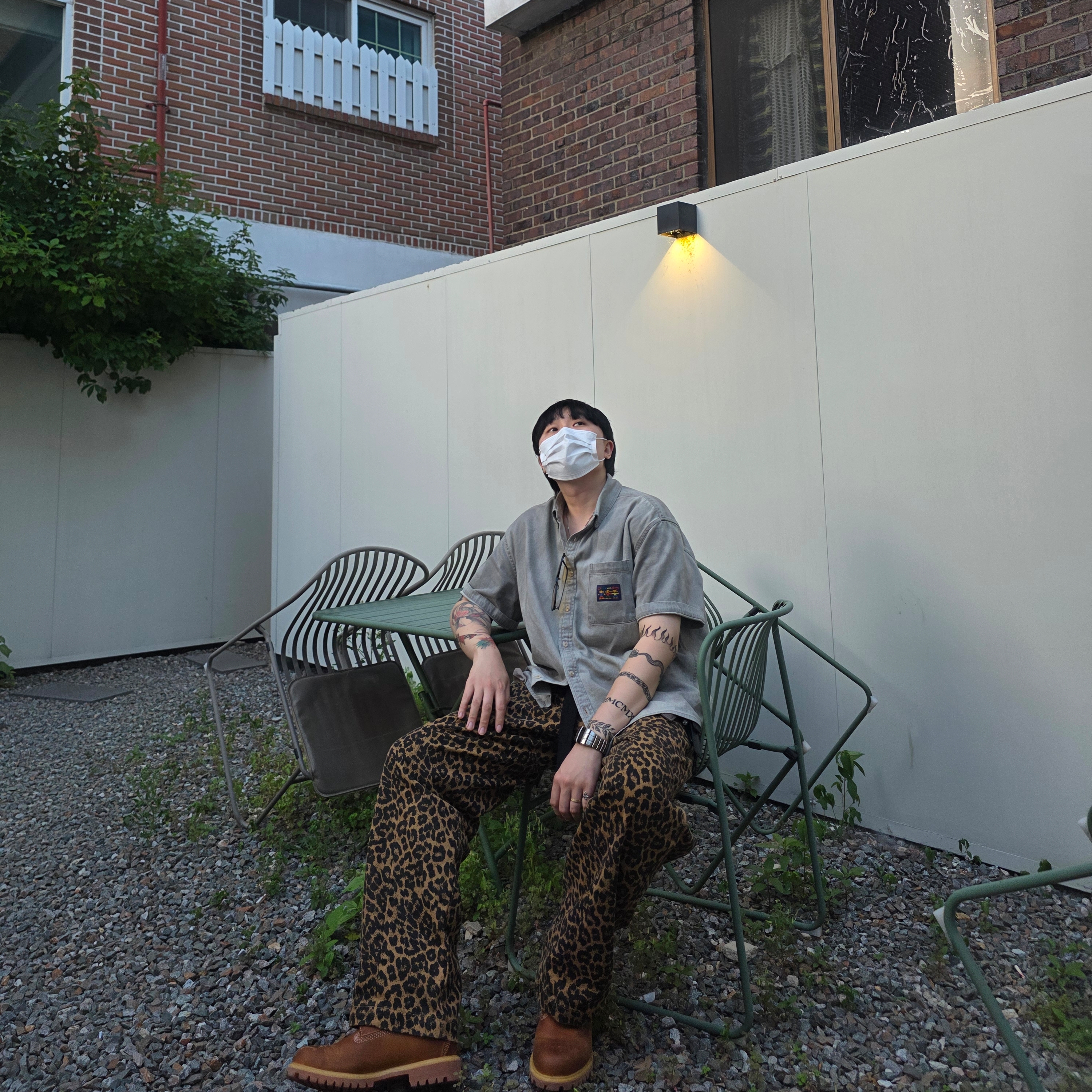Timberland x Hatchingroom 6 Inch Boots Oil-Burnished - Wide, Karactor Leopard Cotton Twill Pants Beige 착용 스타일 - 3