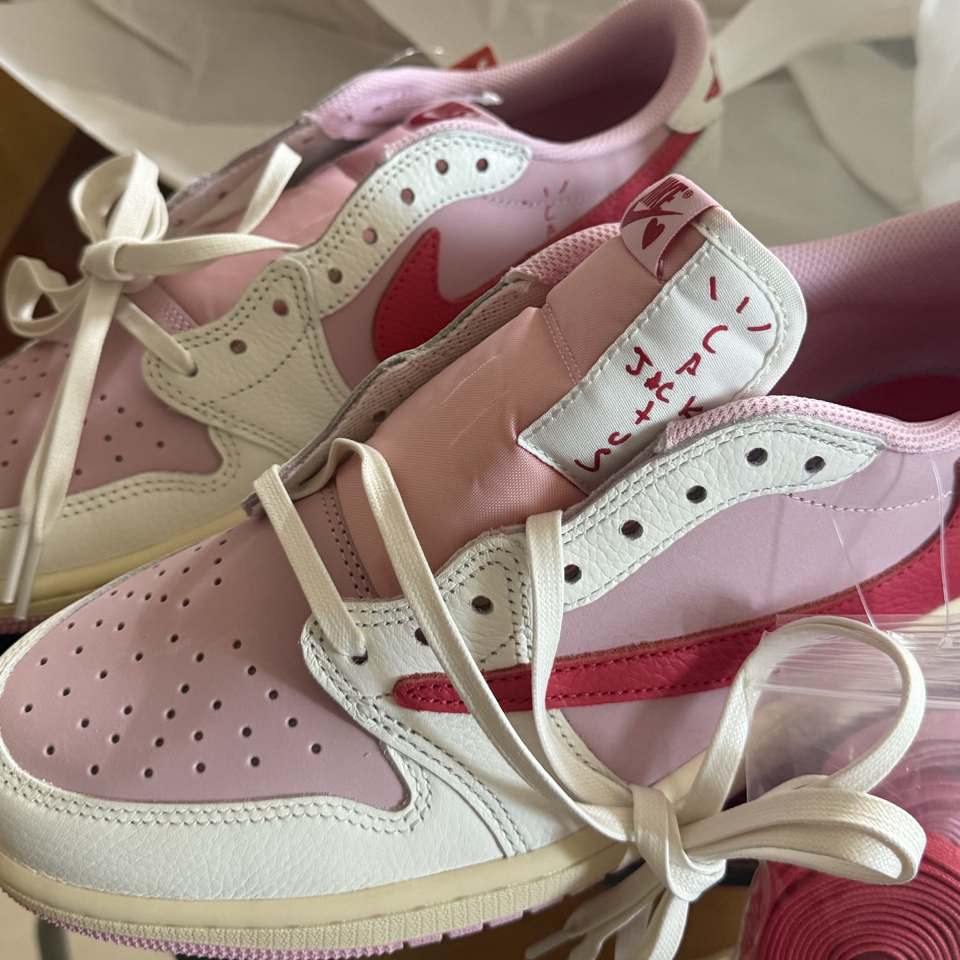 Jordan 1 x Travis Scott Retro Low OG SP Sail Tropical Pink 착용 스타일 - 2