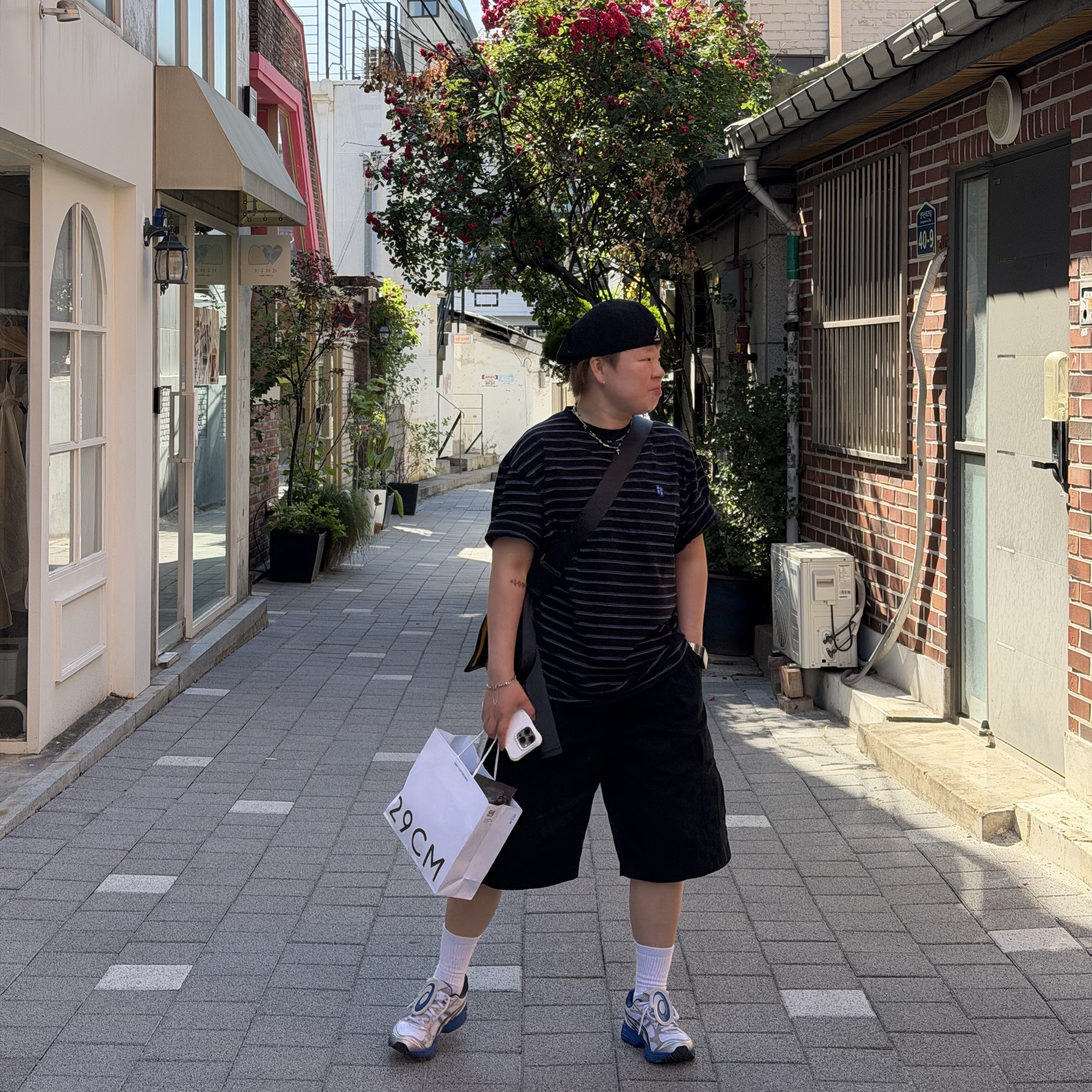 Asics x The Museum Visitor Gel-Kayano 14 Polar Shade Illusion Blue, Ader Error Sig; TRS/BL Tag T-Shirt 01 Black 착용 스타일 - 5