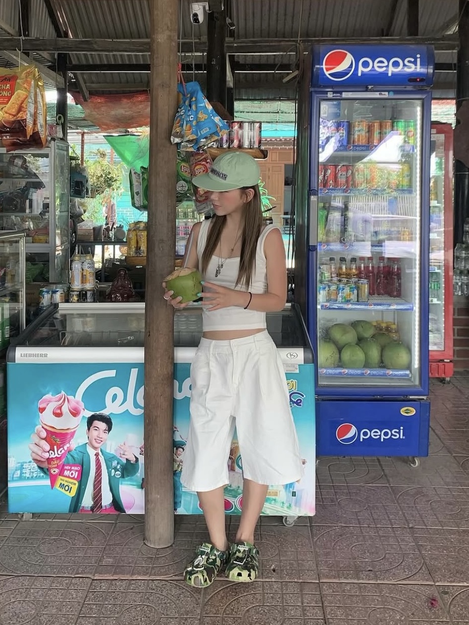 Crocs x BAPE Classic Clog Chai 착용 스타일 - 1