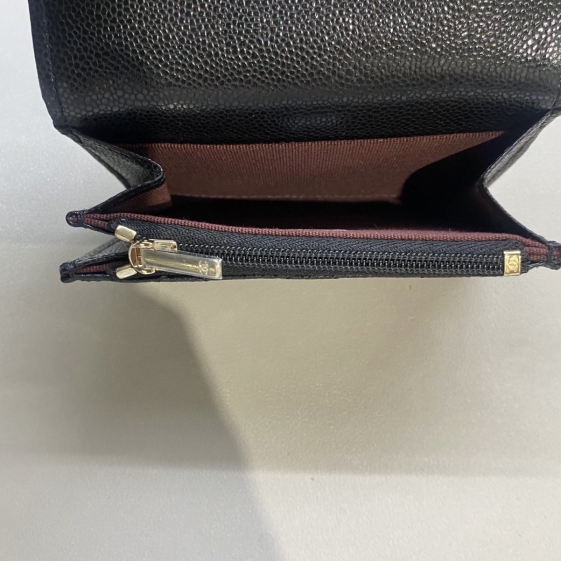 Chanel Classic Flap Zipped Card Holder Grained Shiny Calfskin & Gold Metal Black 착용 스타일 - 1