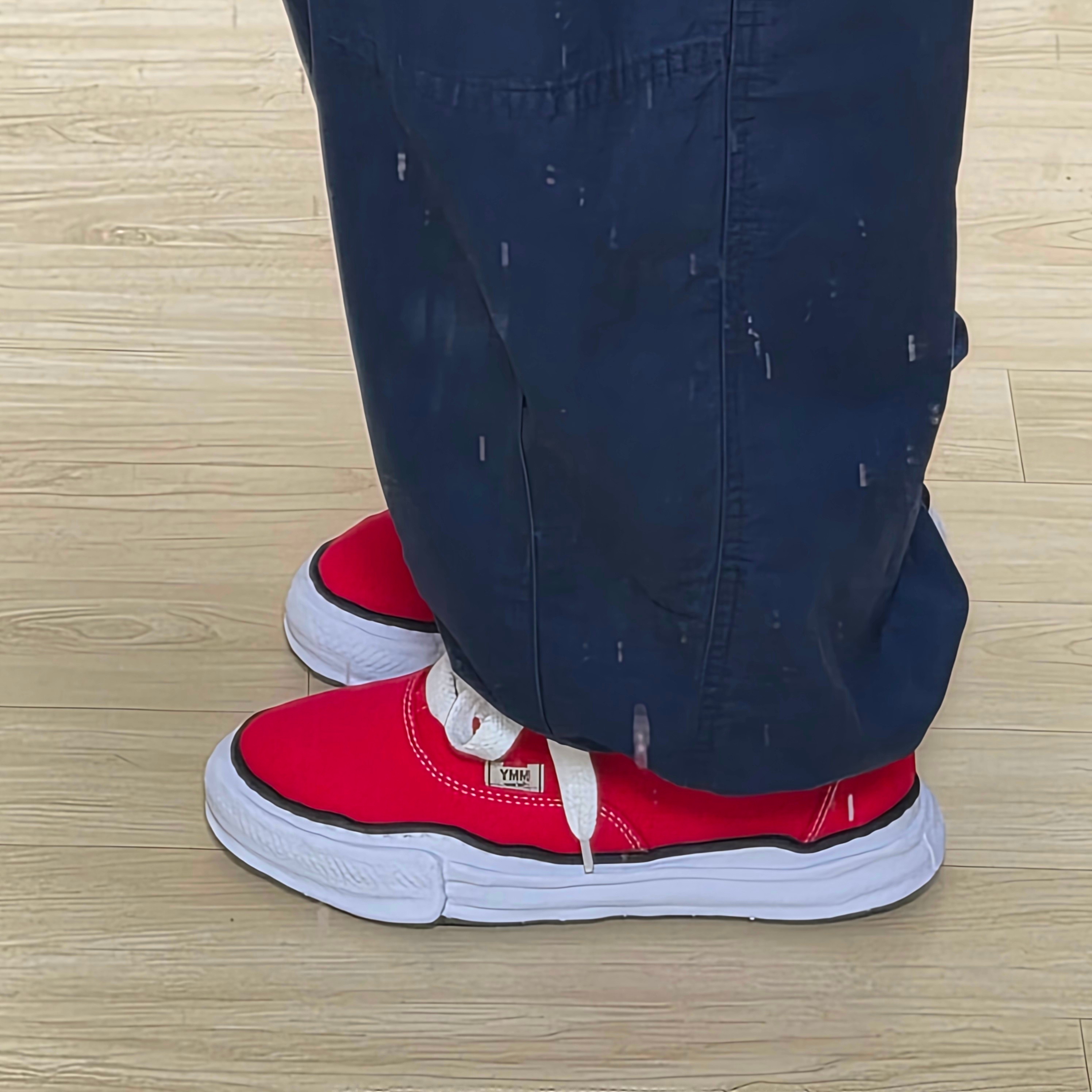 Maison Mihara Yasuhiro Baker OG Sole Canvas Low Cut Sneakers Red 착용 스타일 - 4