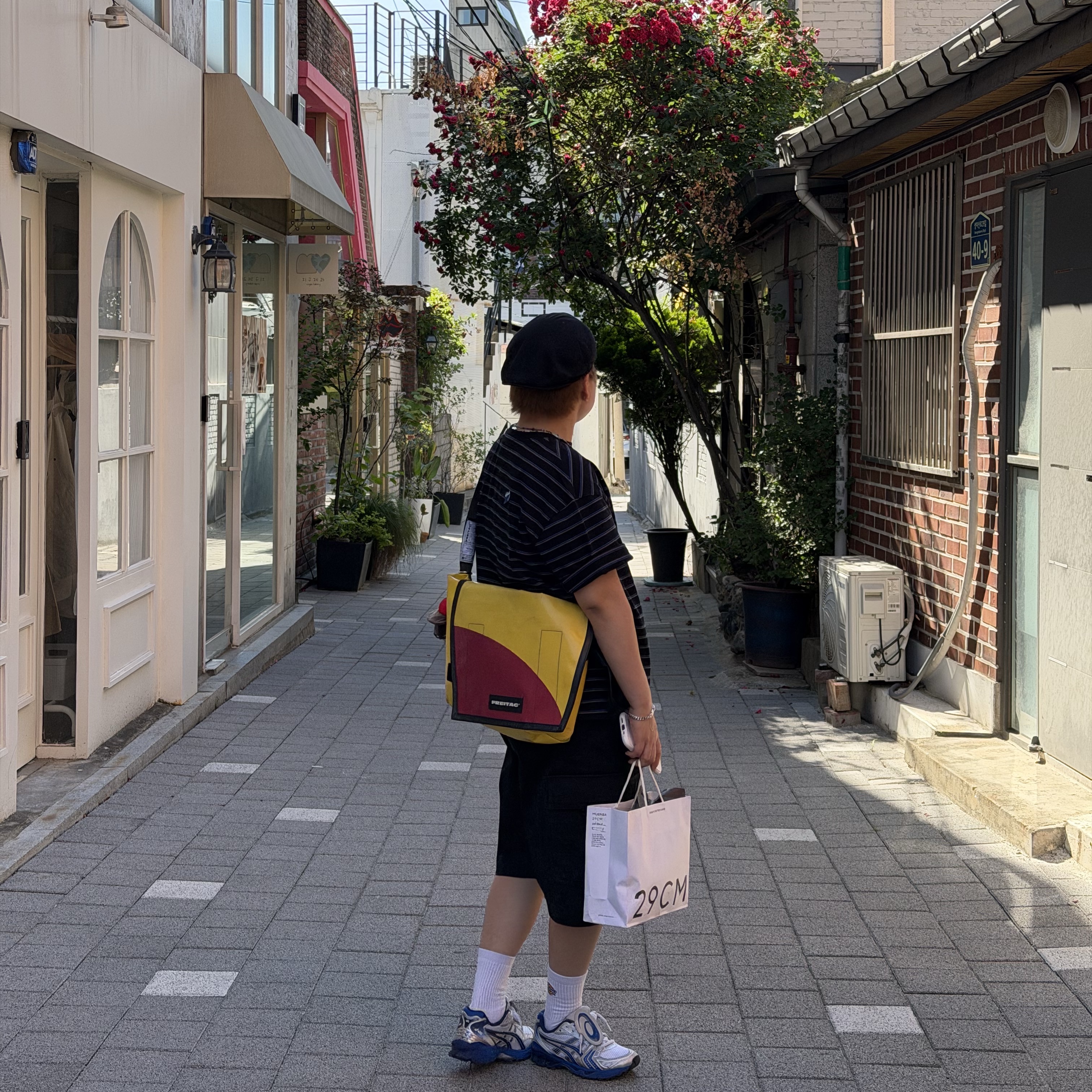 Asics x The Museum Visitor Gel-Kayano 14 Polar Shade Illusion Blue, Ader Error Sig; TRS/BL Tag T-Shirt 01 Black 착용 스타일 - 3