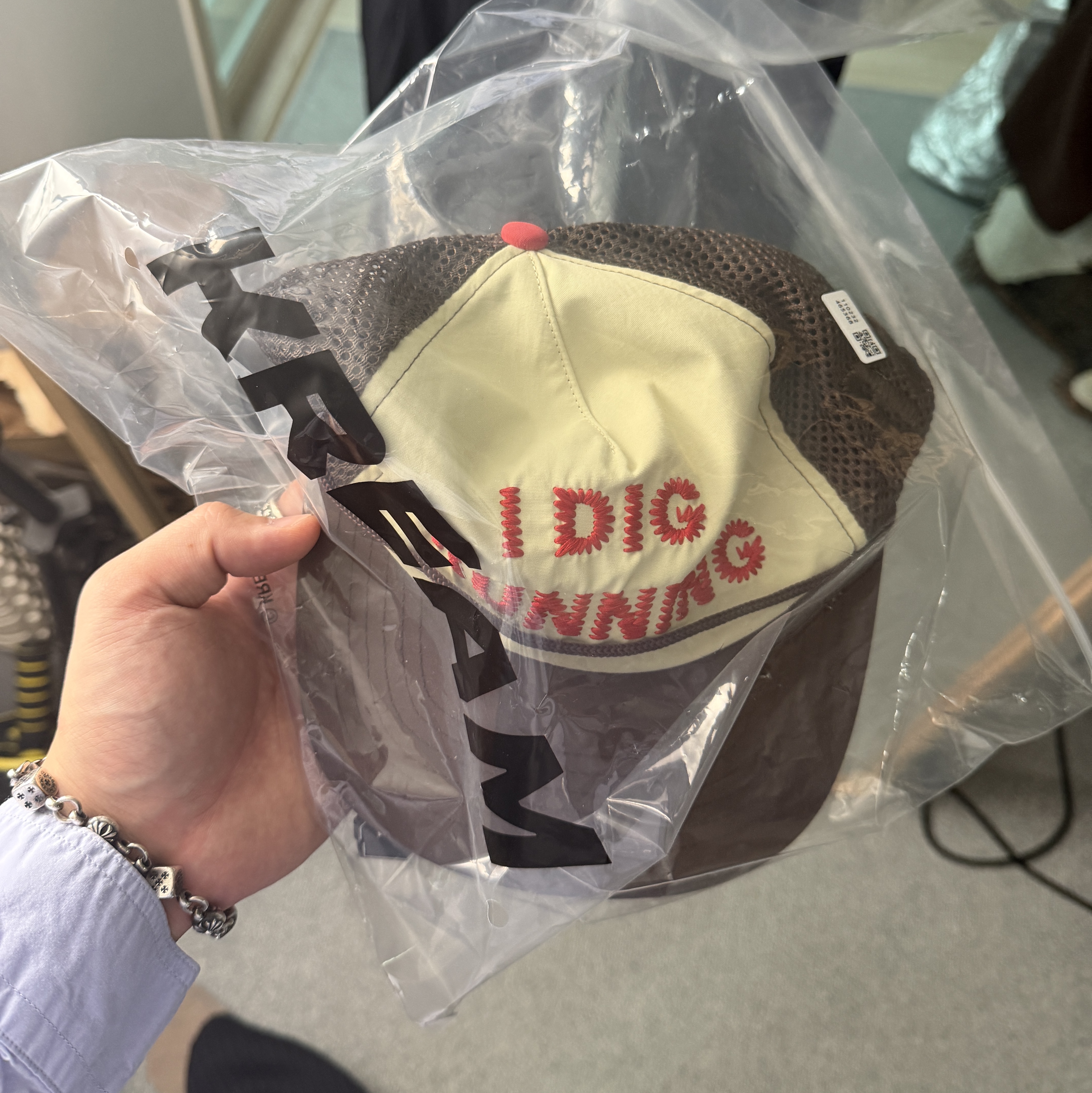 Alex Zono I Dig Running Trucker Hat OG Brown 착용 스타일 - 2
