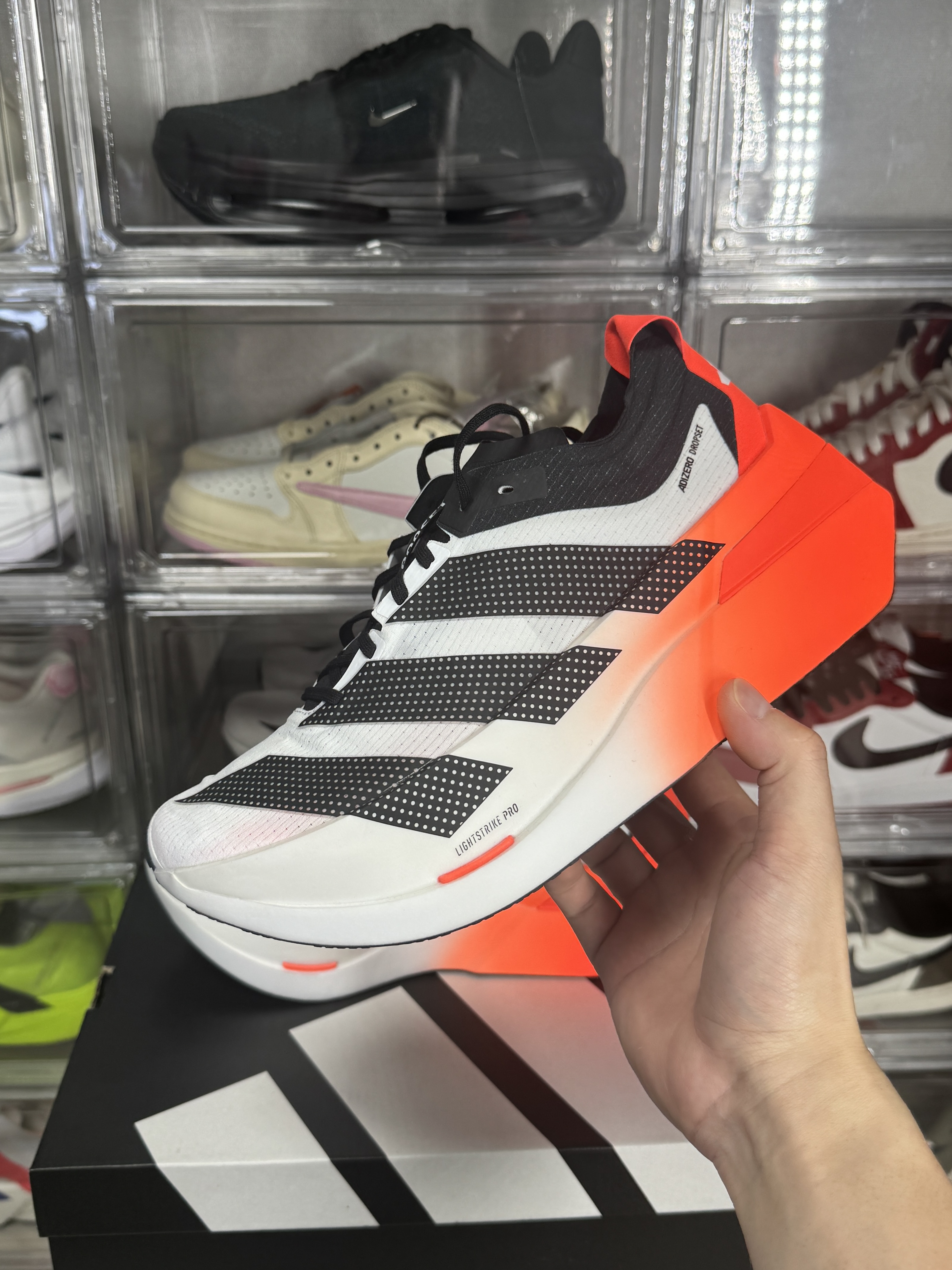 Adidas Adizero Dropset Elite Training Cloud White Solar Red, Adidas Adizero Prime x EVO Cloud White Core Black 착용 스타일 - 2