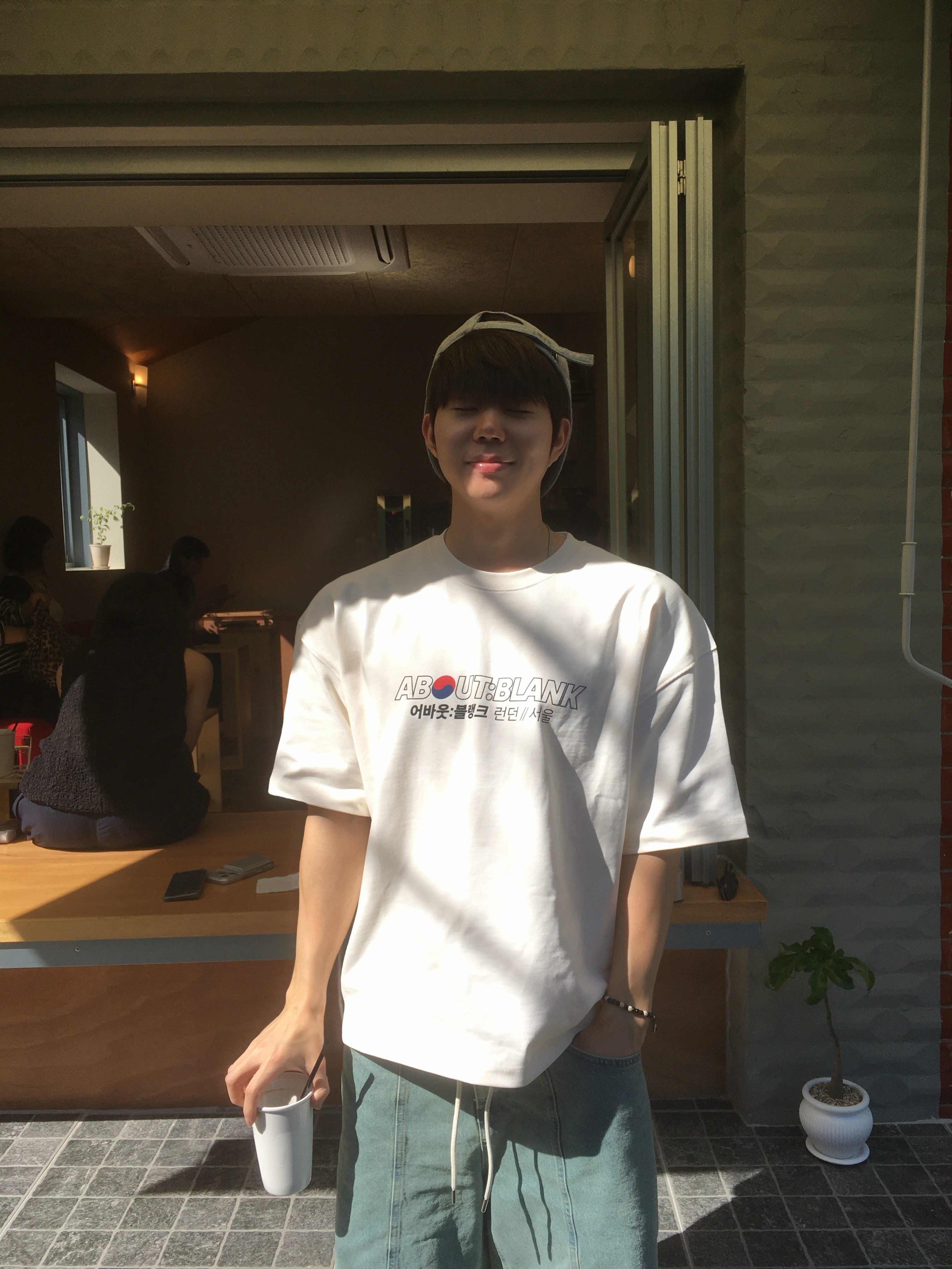 [KREAM 단독] About:Blank KREAM Exclusive T-Shirt Oat - 26FW, [KREAM 단독] About:Blank Felled Denim Short Murky Wash - 26FW 착용 스타일 - 3