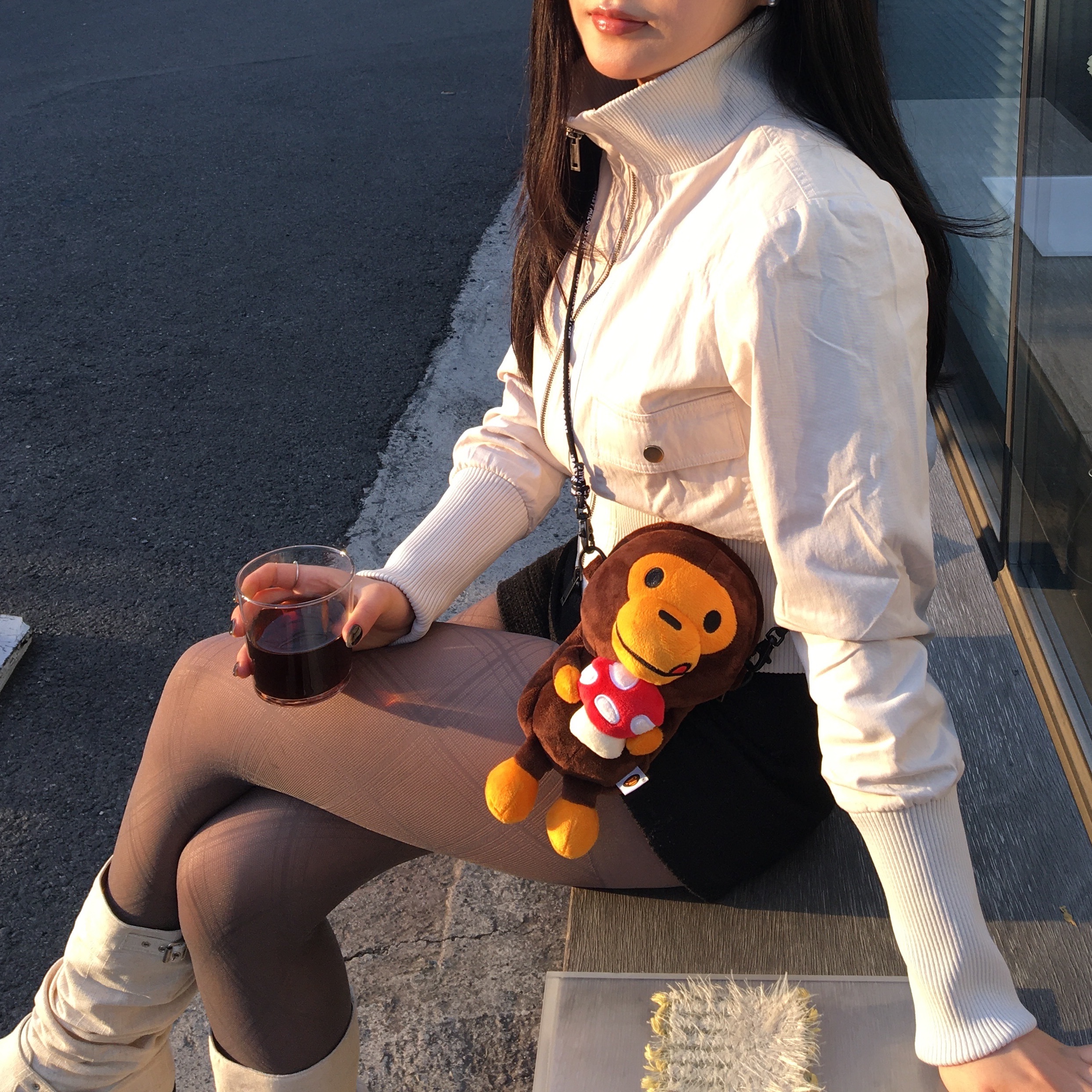 BAPE Baby Milo Plush Mobile Bag Brown 착용 스타일