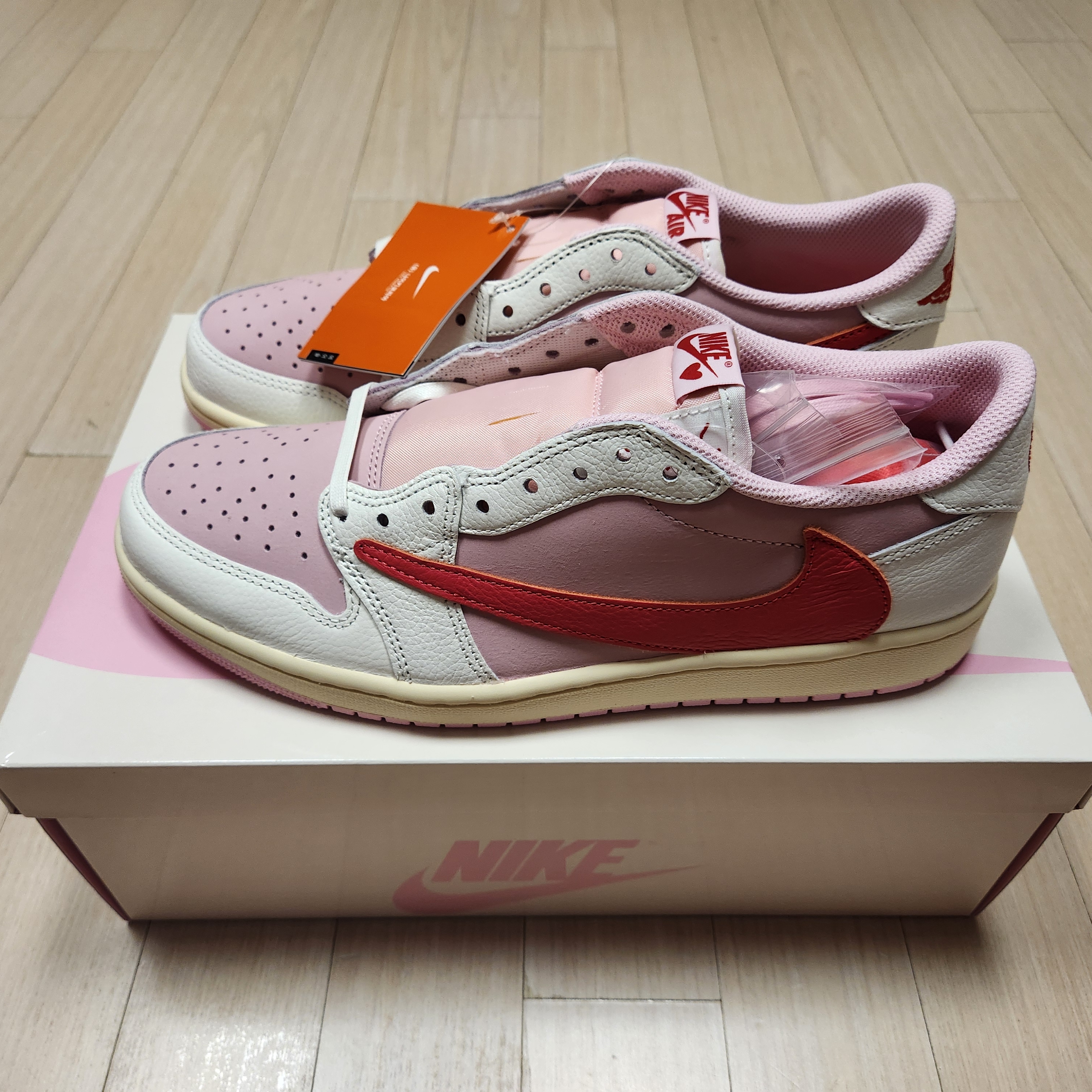 Jordan 1 x Travis Scott Retro Low OG SP Sail Tropical Pink 착용 스타일 - 4