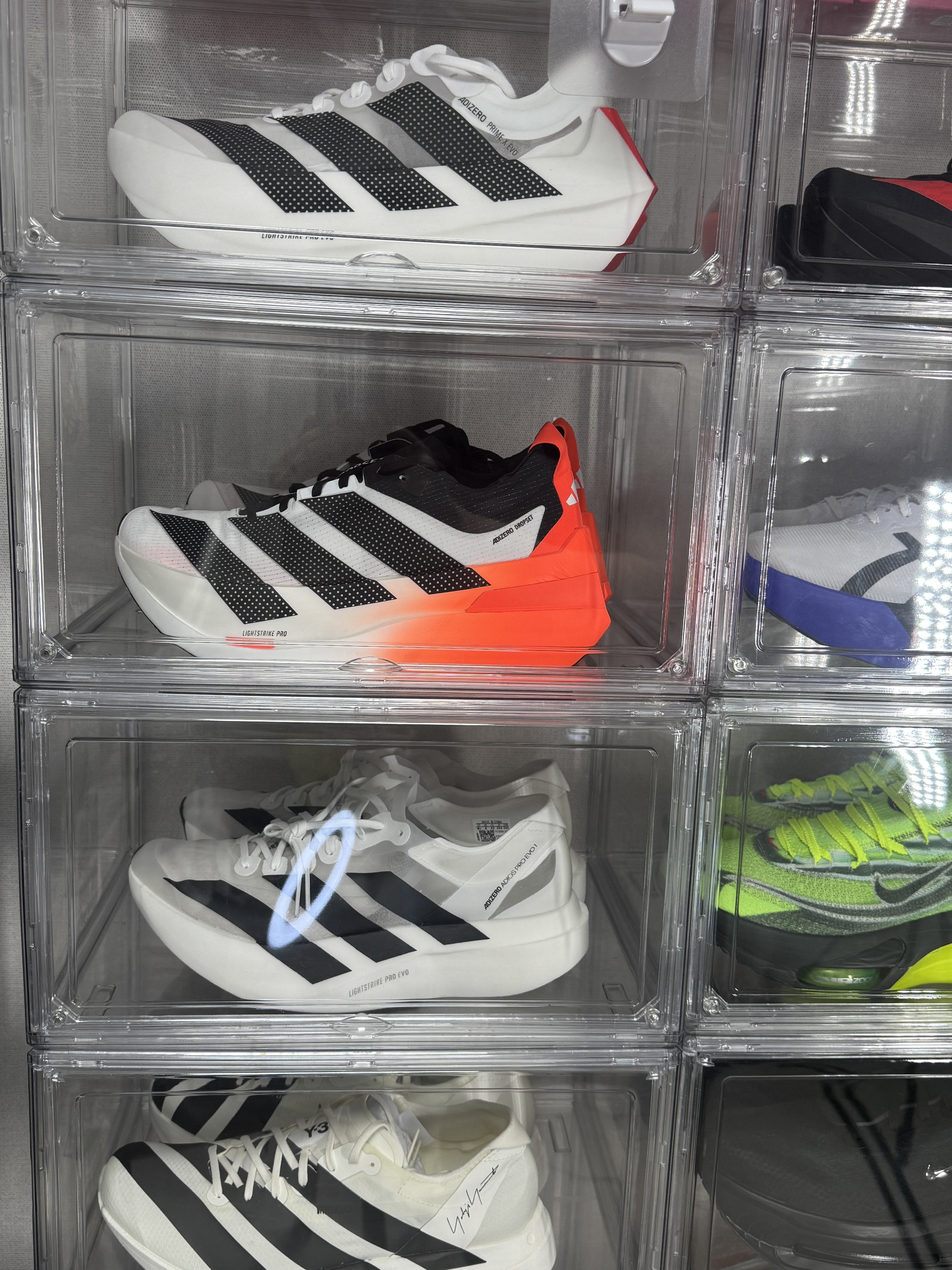 Adidas Adizero Dropset Elite Training Cloud White Solar Red, Adidas Adizero Prime x EVO Cloud White Core Black 착용 스타일 - 1