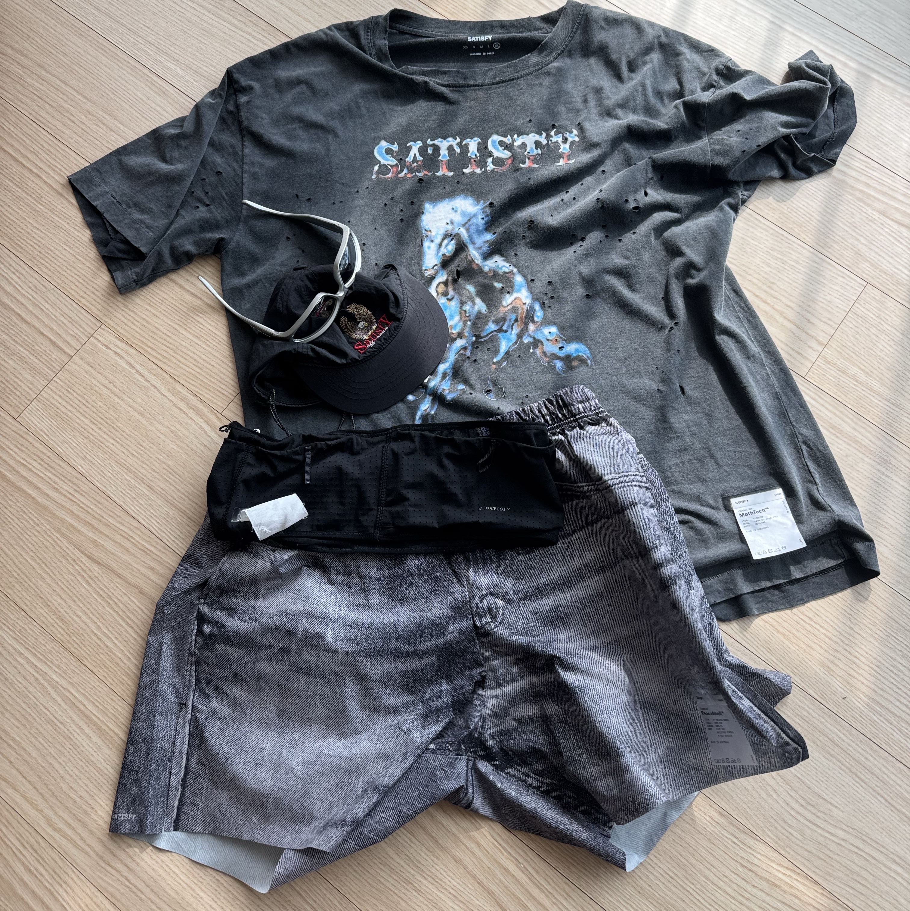 Satisfy Peaceshell 5 Inch Unlined Shorts Black Denim, Satisfy Mothtech T‑Shirt Aged Black 착용 스타일 - 3