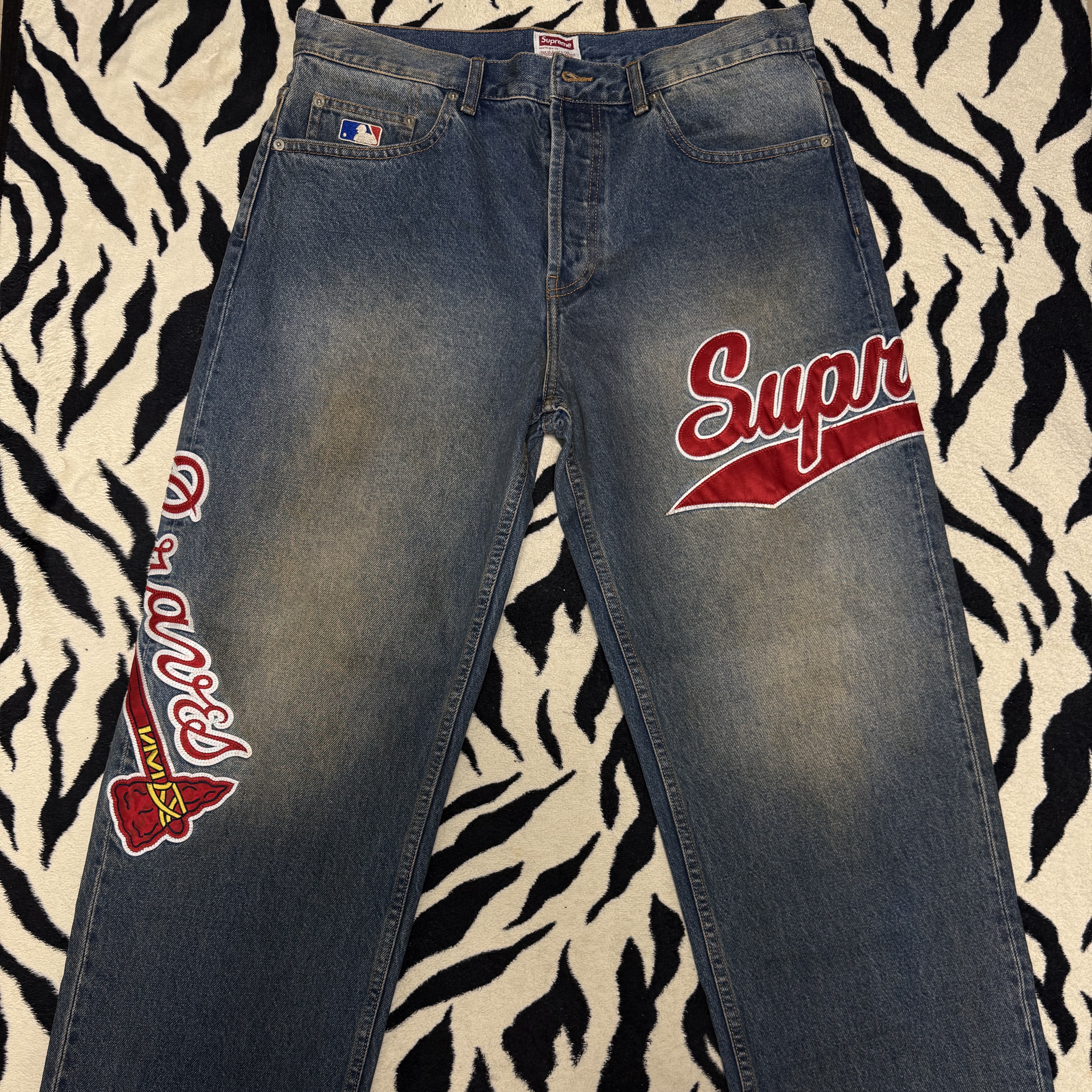 Supreme Mitchell & Ness Atlanta Braves Loose Fit Jean Washed Indigo - 26SS 착용 스타일 - 1