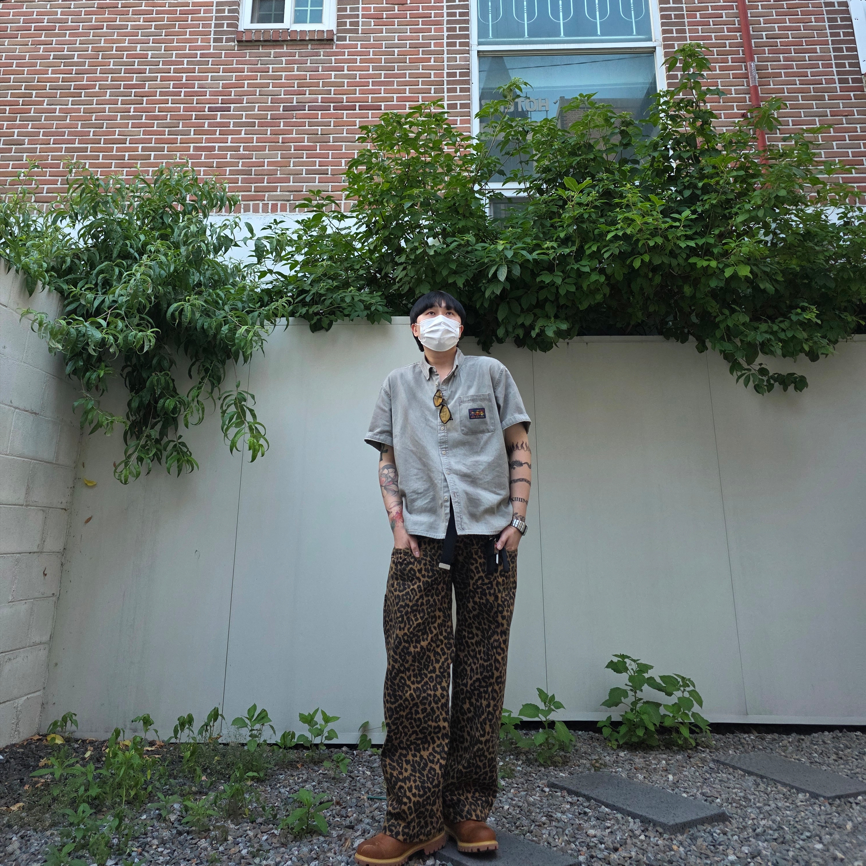 Timberland x Hatchingroom 6 Inch Boots Oil-Burnished - Wide, Karactor Leopard Cotton Twill Pants Beige 착용 스타일 - 1