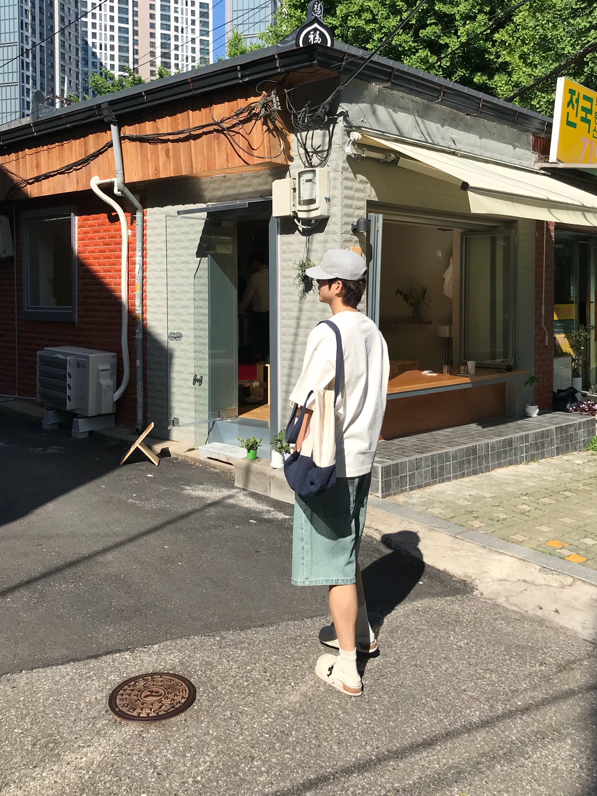 [KREAM 단독] About:Blank KREAM Exclusive T-Shirt Oat - 26FW, [KREAM 단독] About:Blank Felled Denim Short Murky Wash - 26FW 착용 스타일 - 8