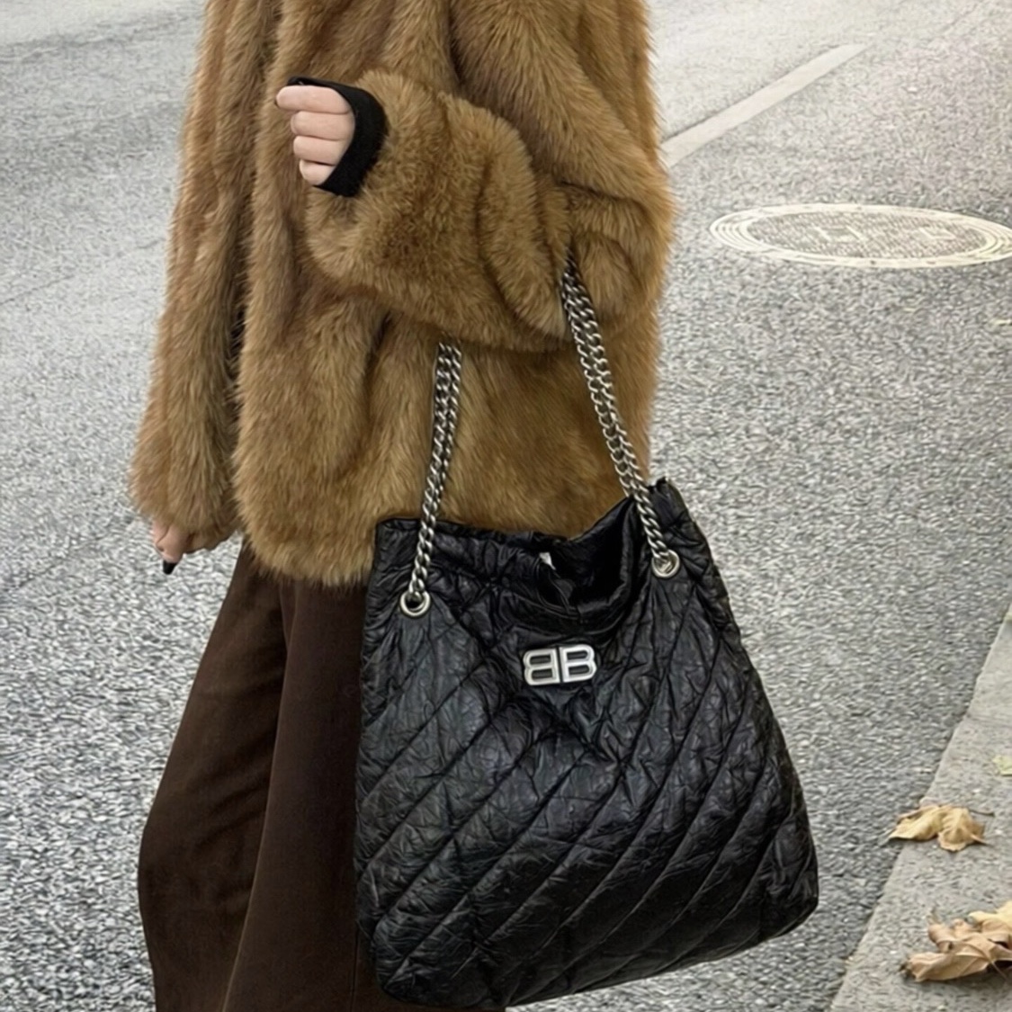 Balenciaga Crush Medium Tote Bag Black 착용 스타일