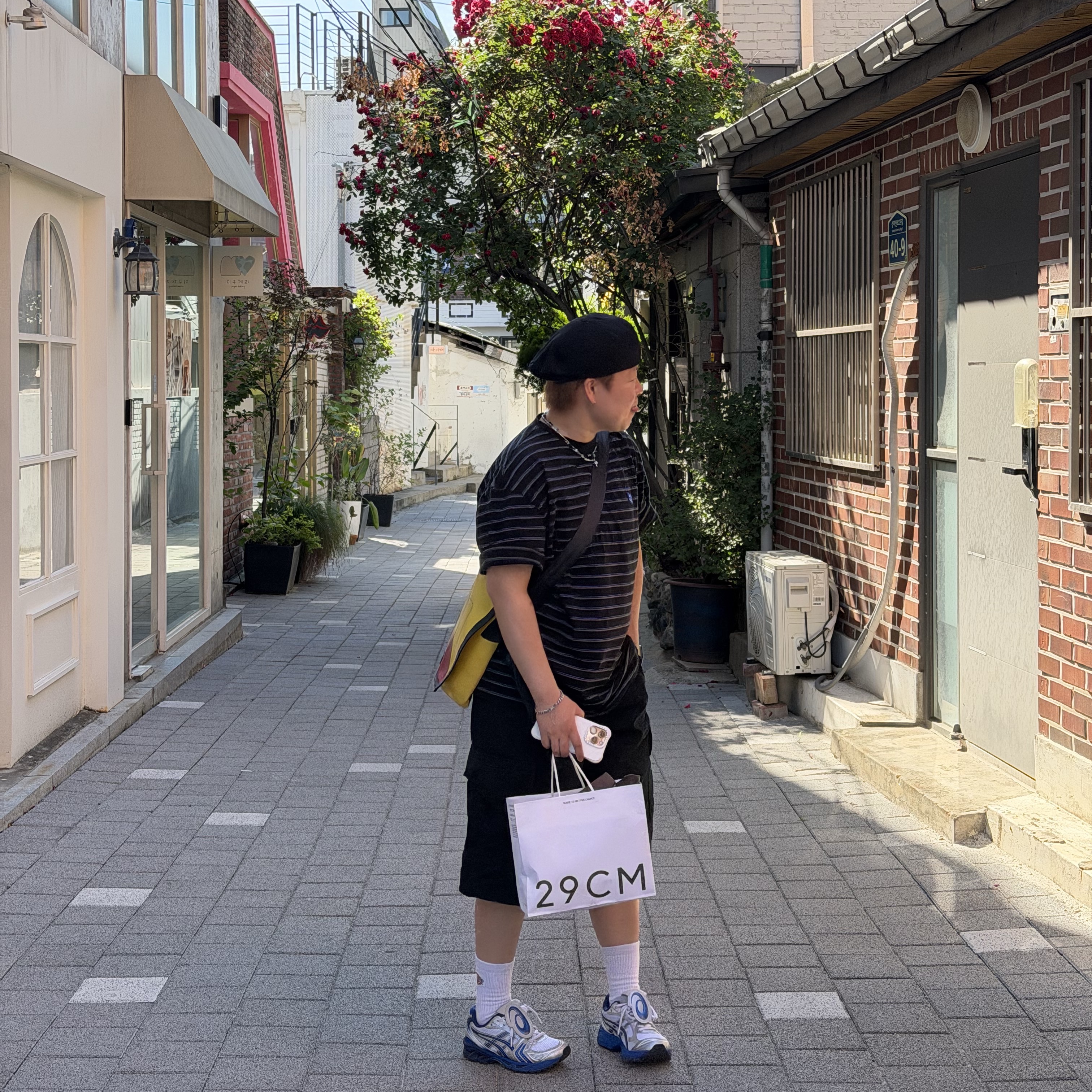 Asics x The Museum Visitor Gel-Kayano 14 Polar Shade Illusion Blue, Ader Error Sig; TRS/BL Tag T-Shirt 01 Black 착용 스타일 - 4