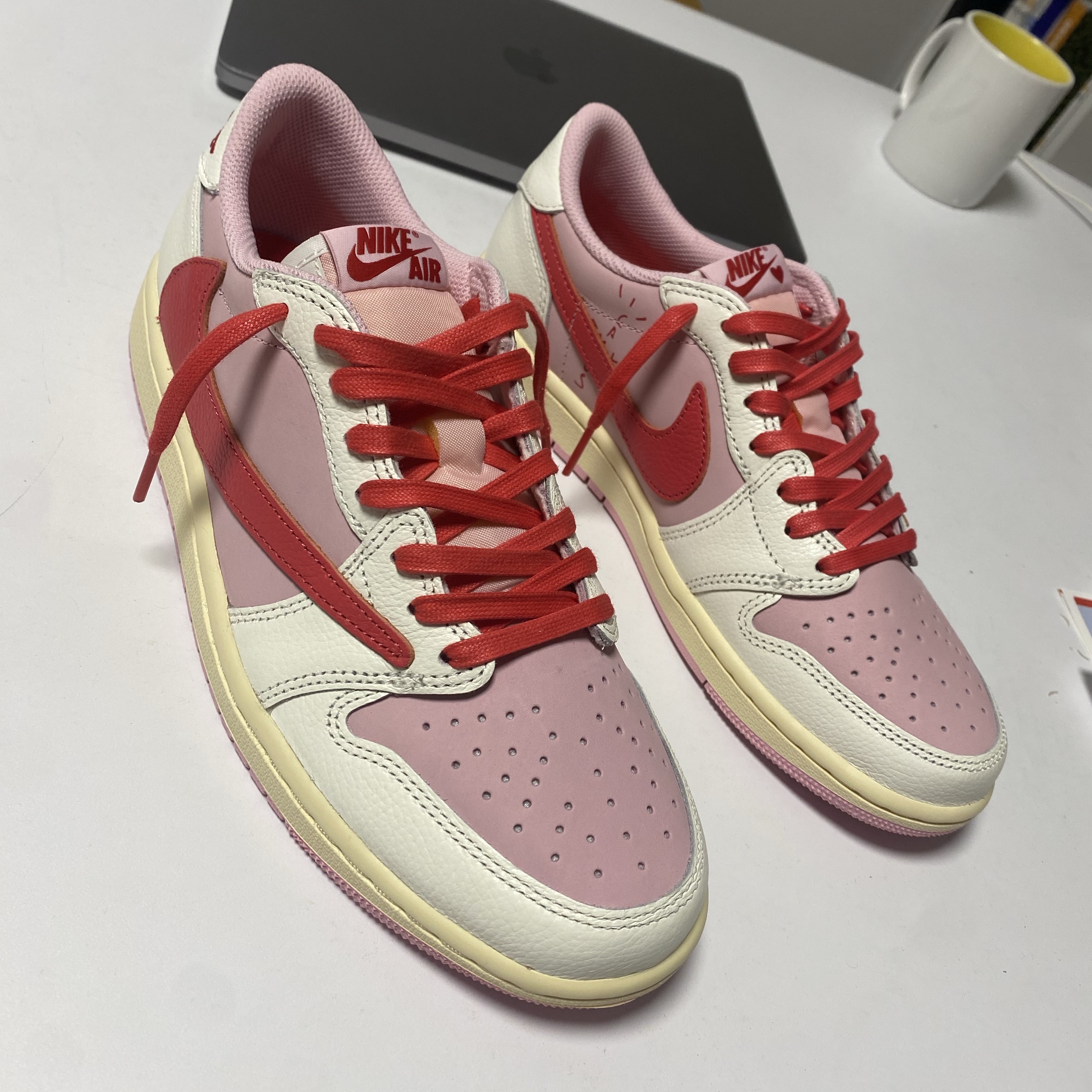 Jordan 1 x Travis Scott Retro Low OG SP Sail Tropical Pink 착용 스타일