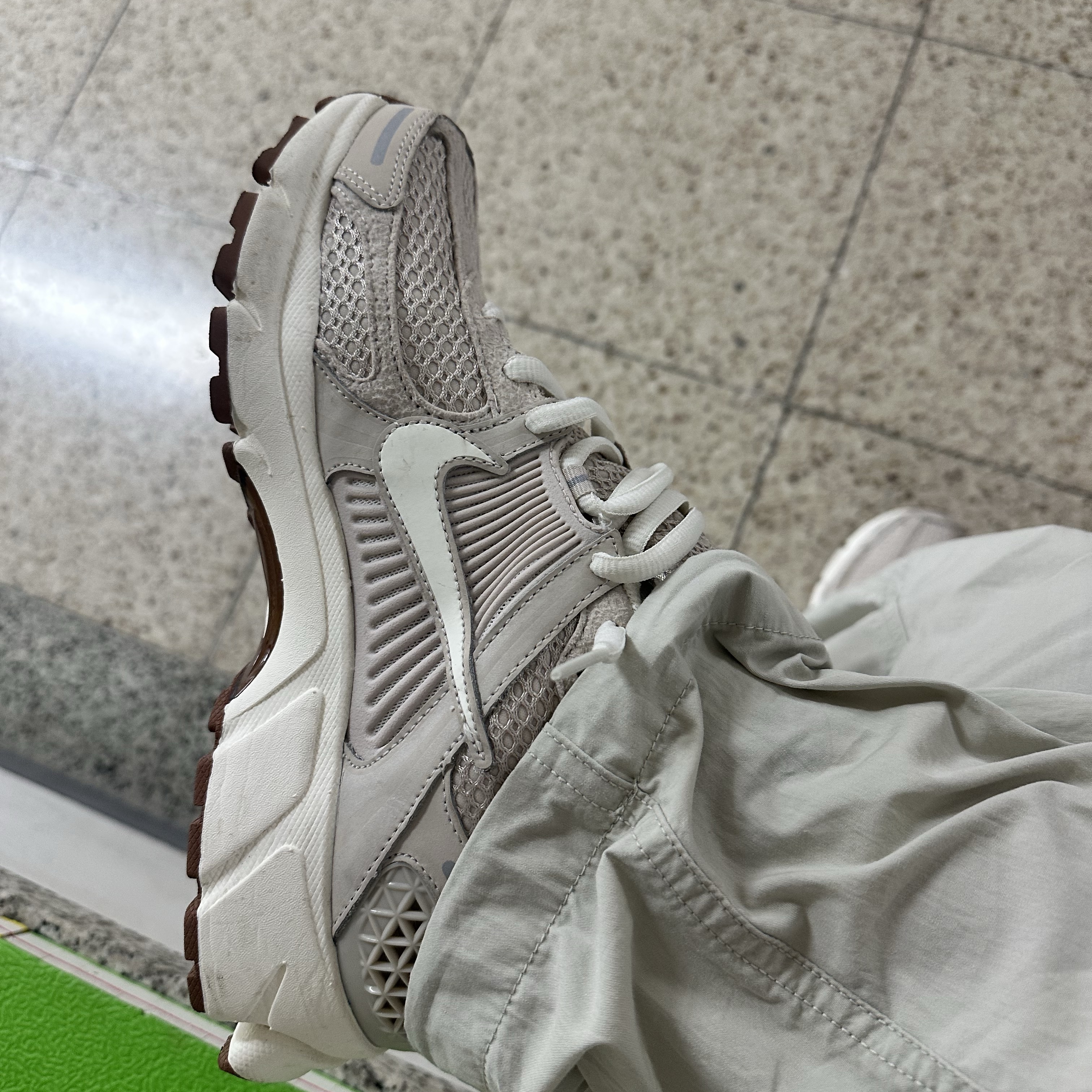 (W) Nike Zoom Vomero 5 Light Orewood Brown 착용 스타일