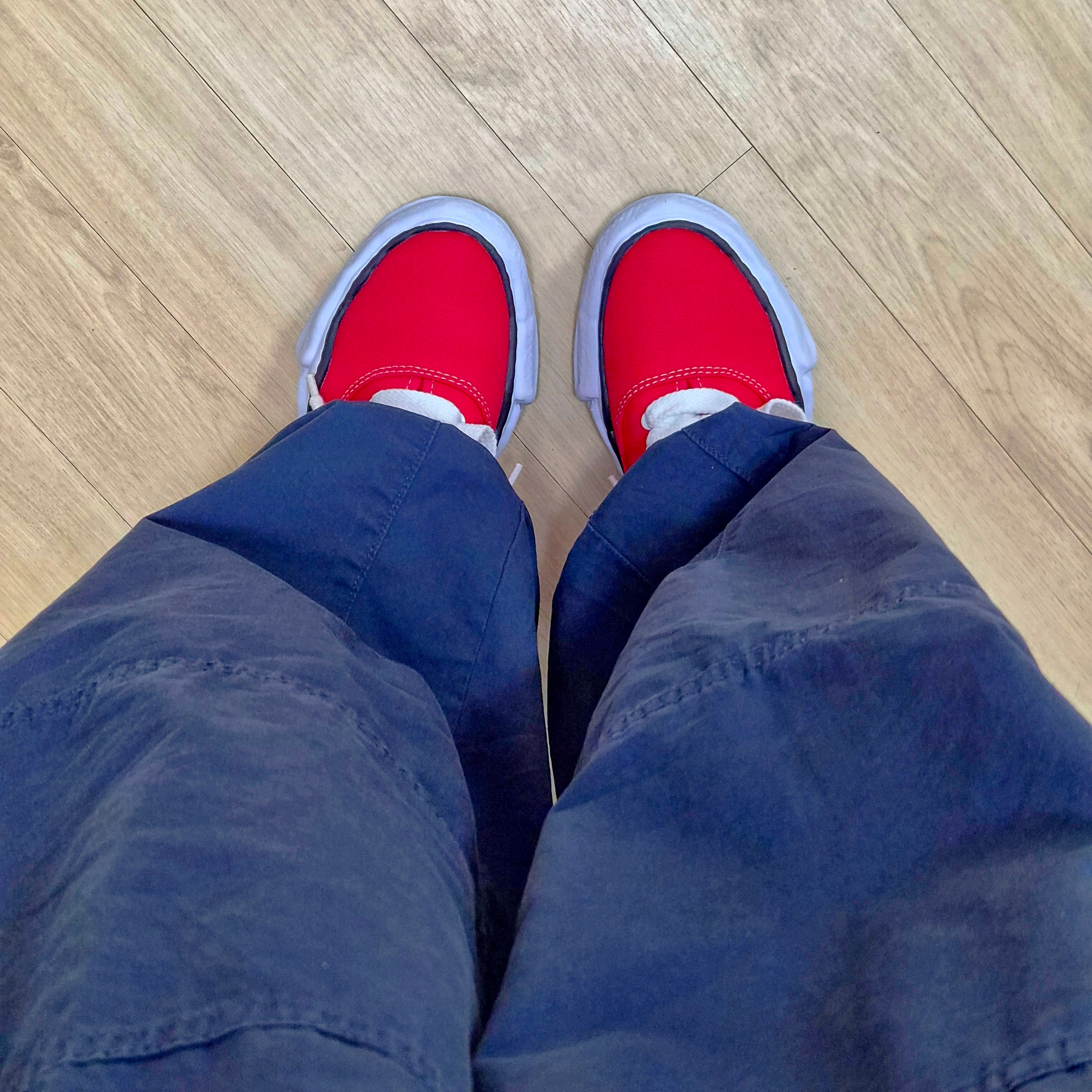 Maison Mihara Yasuhiro Baker OG Sole Canvas Low Cut Sneakers Red 착용 스타일 - 3