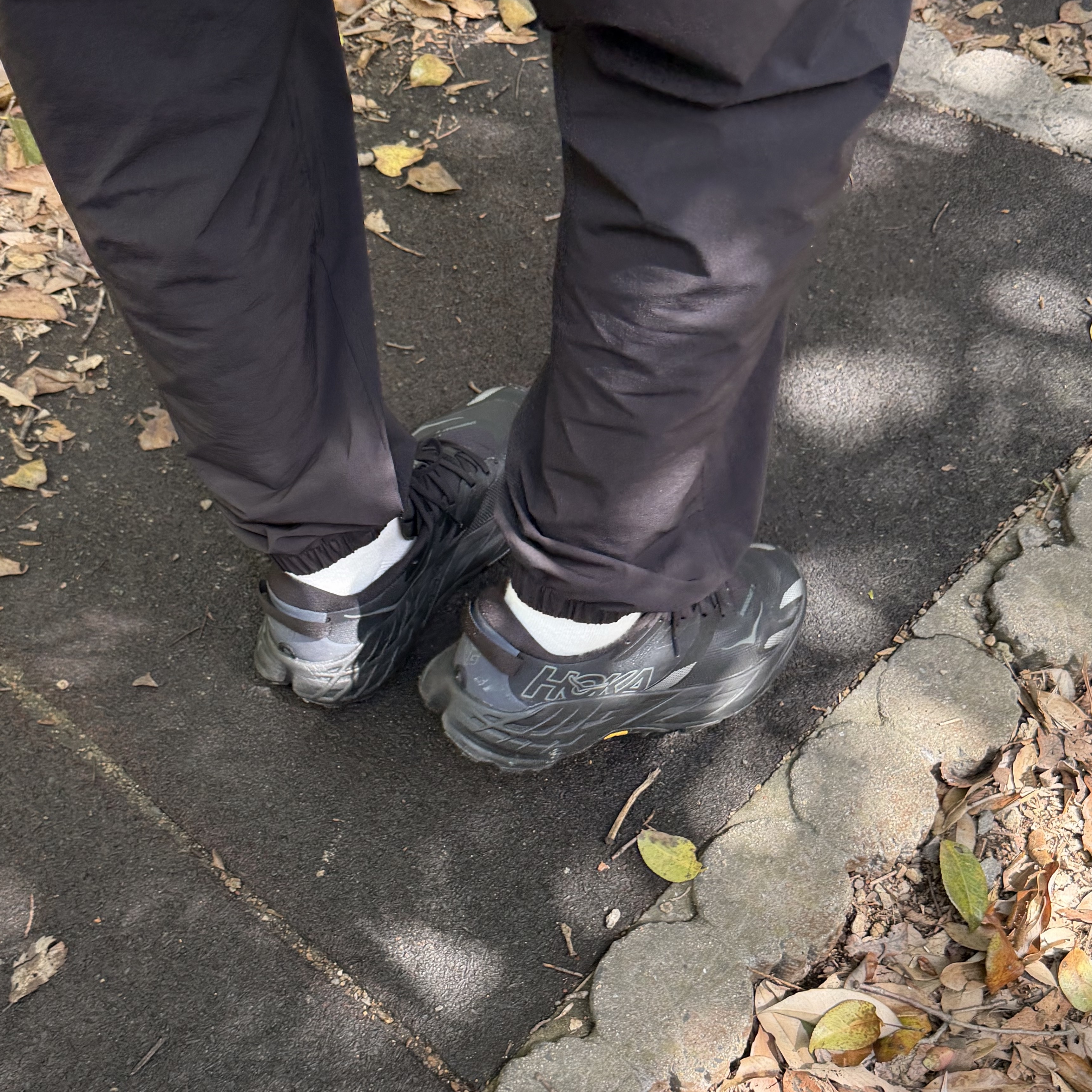 Hoka Speedgoat 7 Black Outer Orbit 착용 스타일 - 1