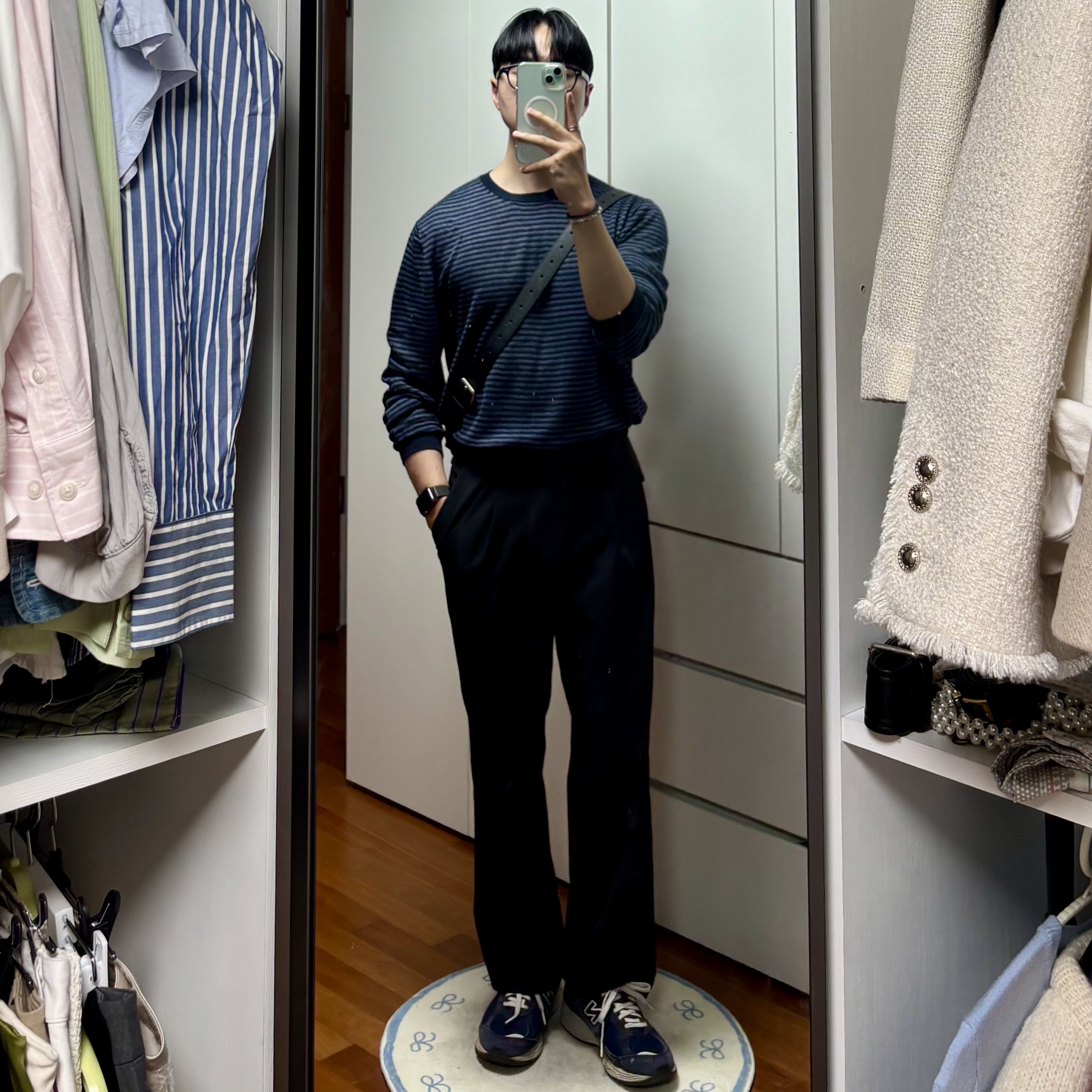 New Balance 2002R Navy 착용 스타일 - 1
