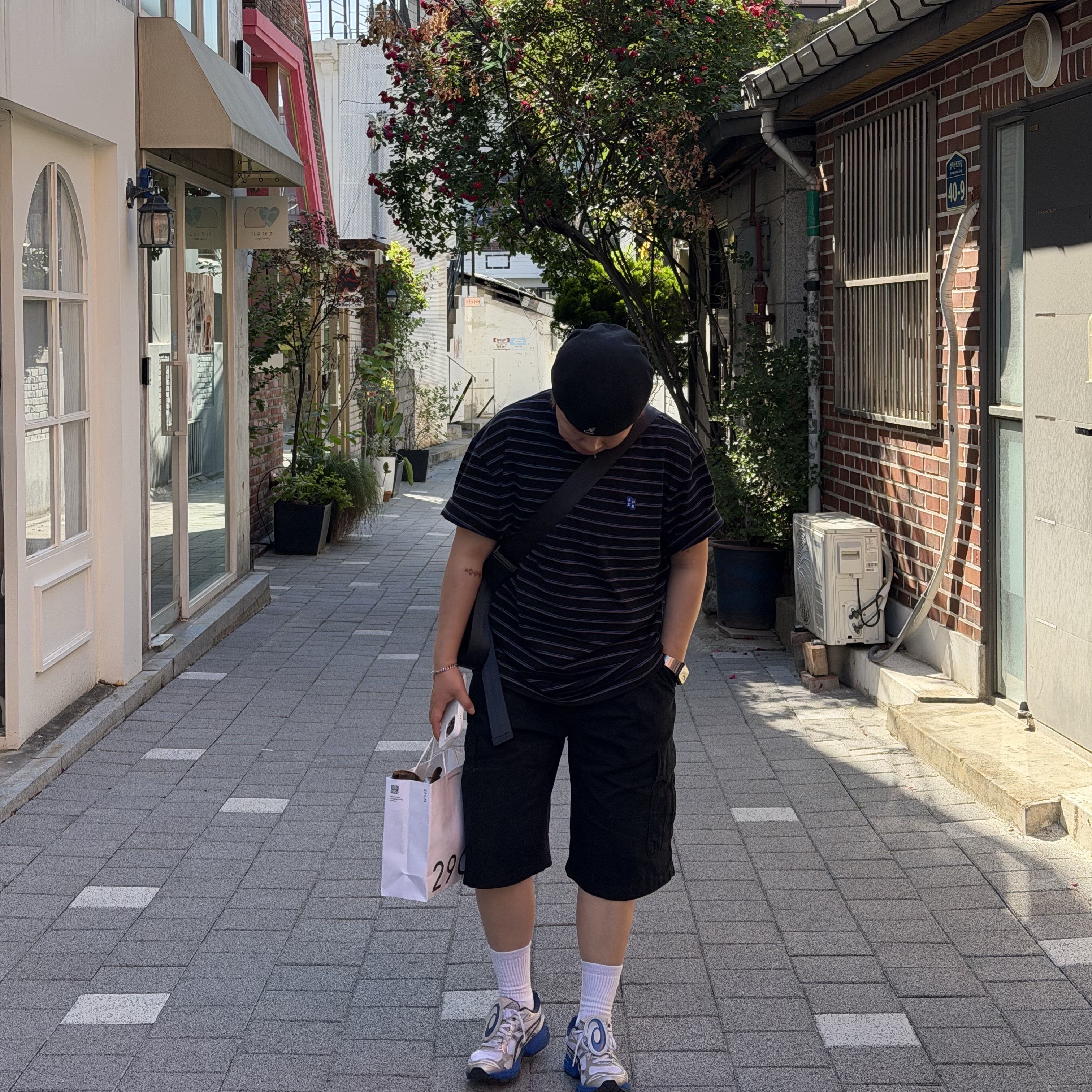 Asics x The Museum Visitor Gel-Kayano 14 Polar Shade Illusion Blue, Ader Error Sig; TRS/BL Tag T-Shirt 01 Black 착용 스타일 - 1