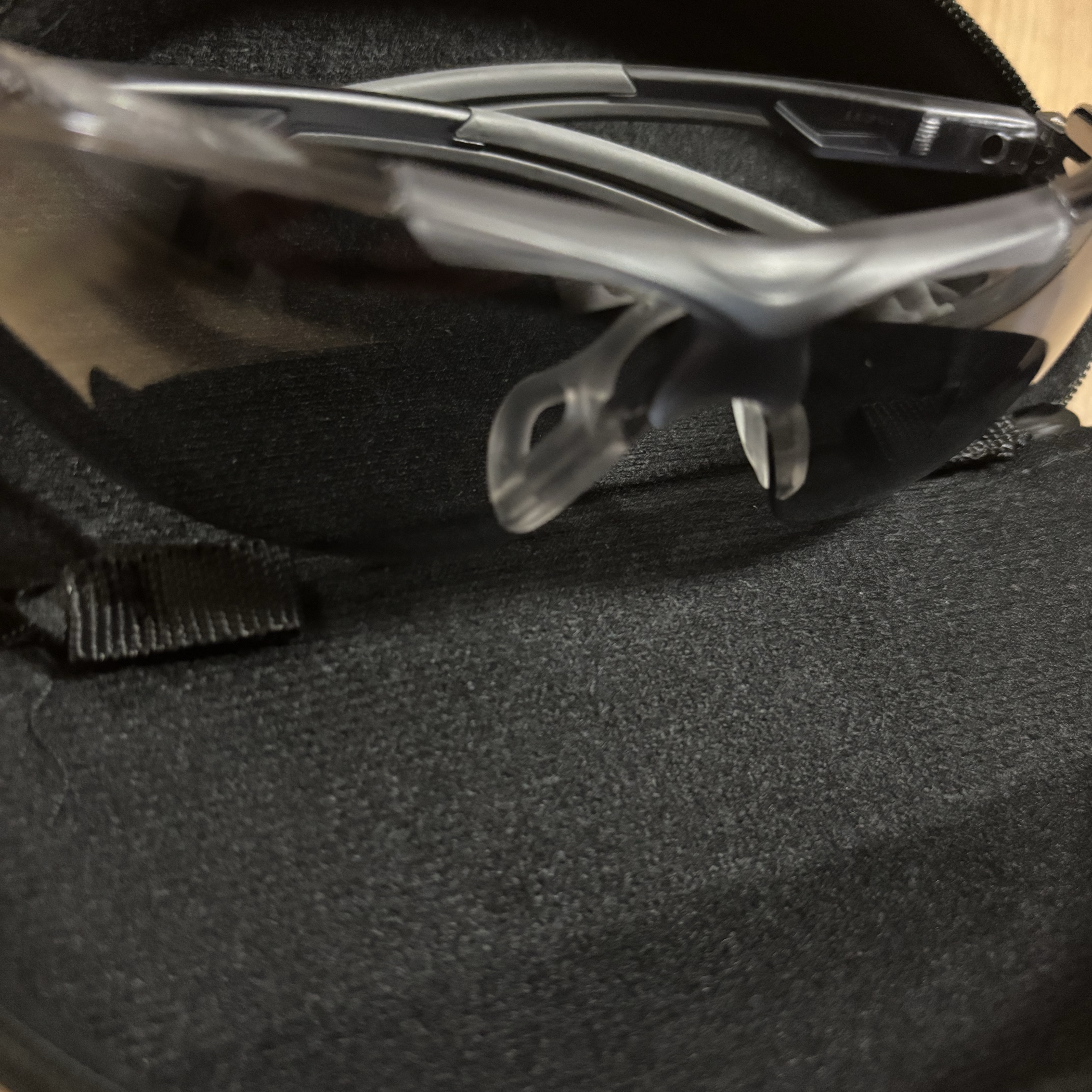 Montbell Shield Glasses Light Gray 착용 스타일