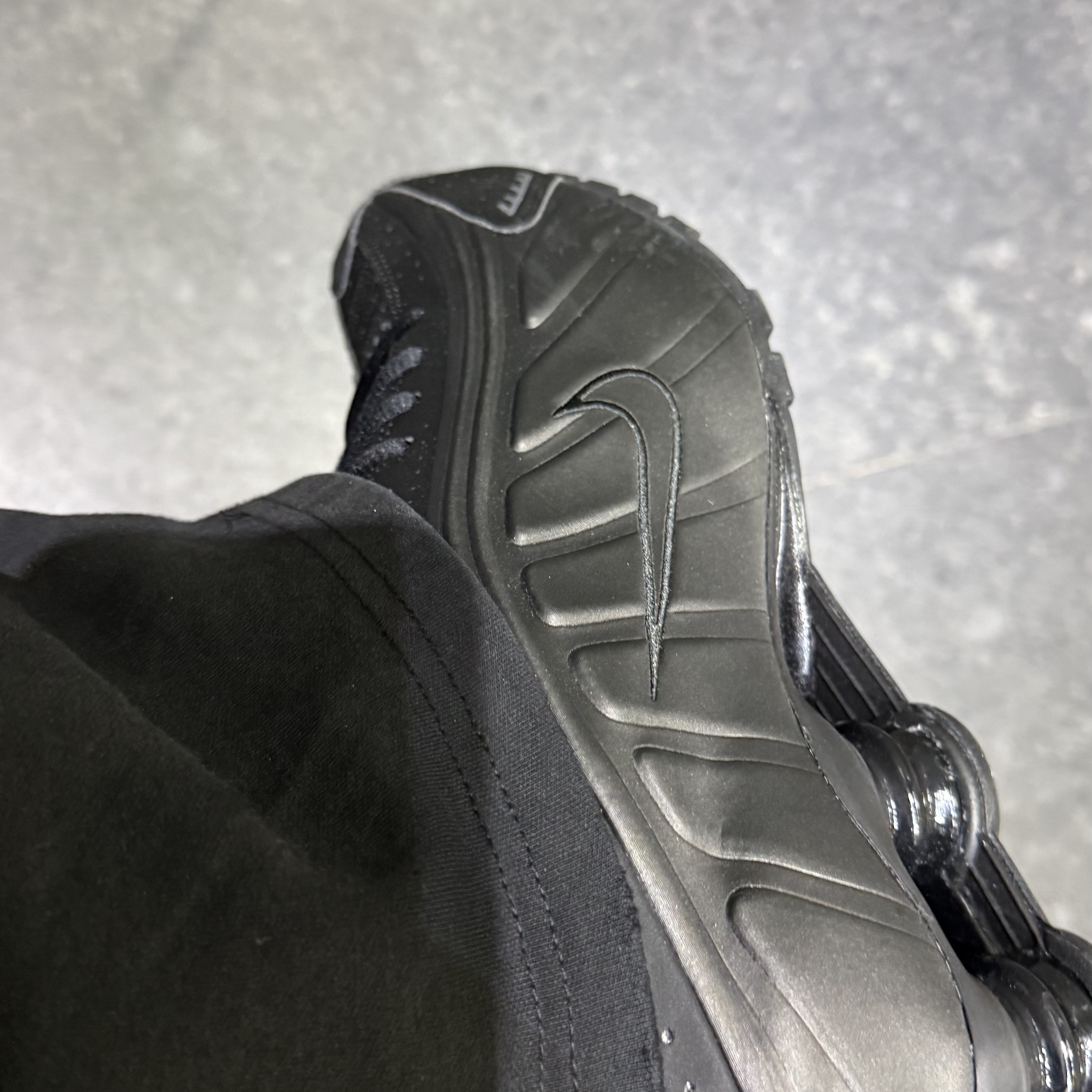 Nike Shox R4 Black Bright Crimson 착용 스타일