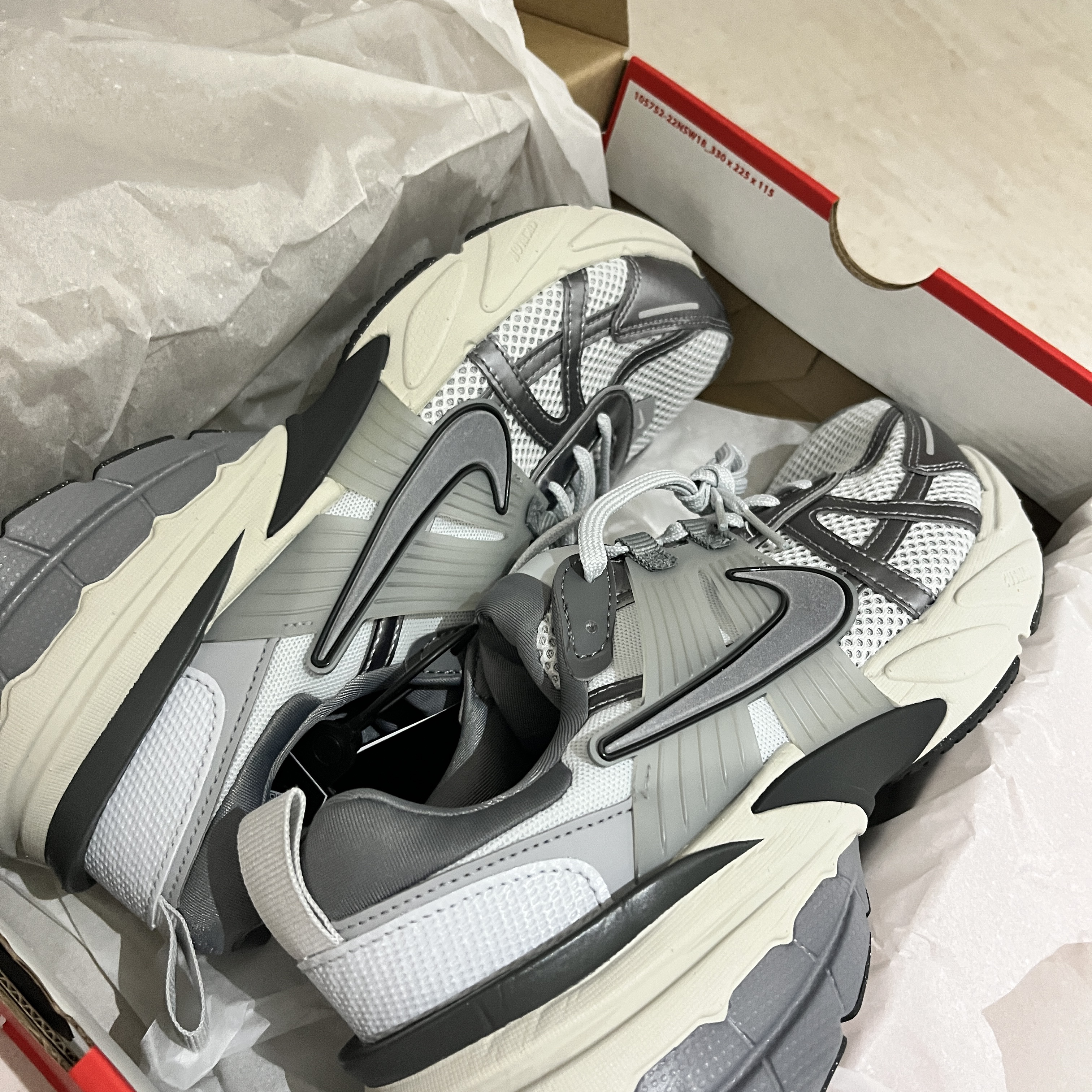 Nike V2K Run Pure Platinum Wolf Grey 착용 스타일