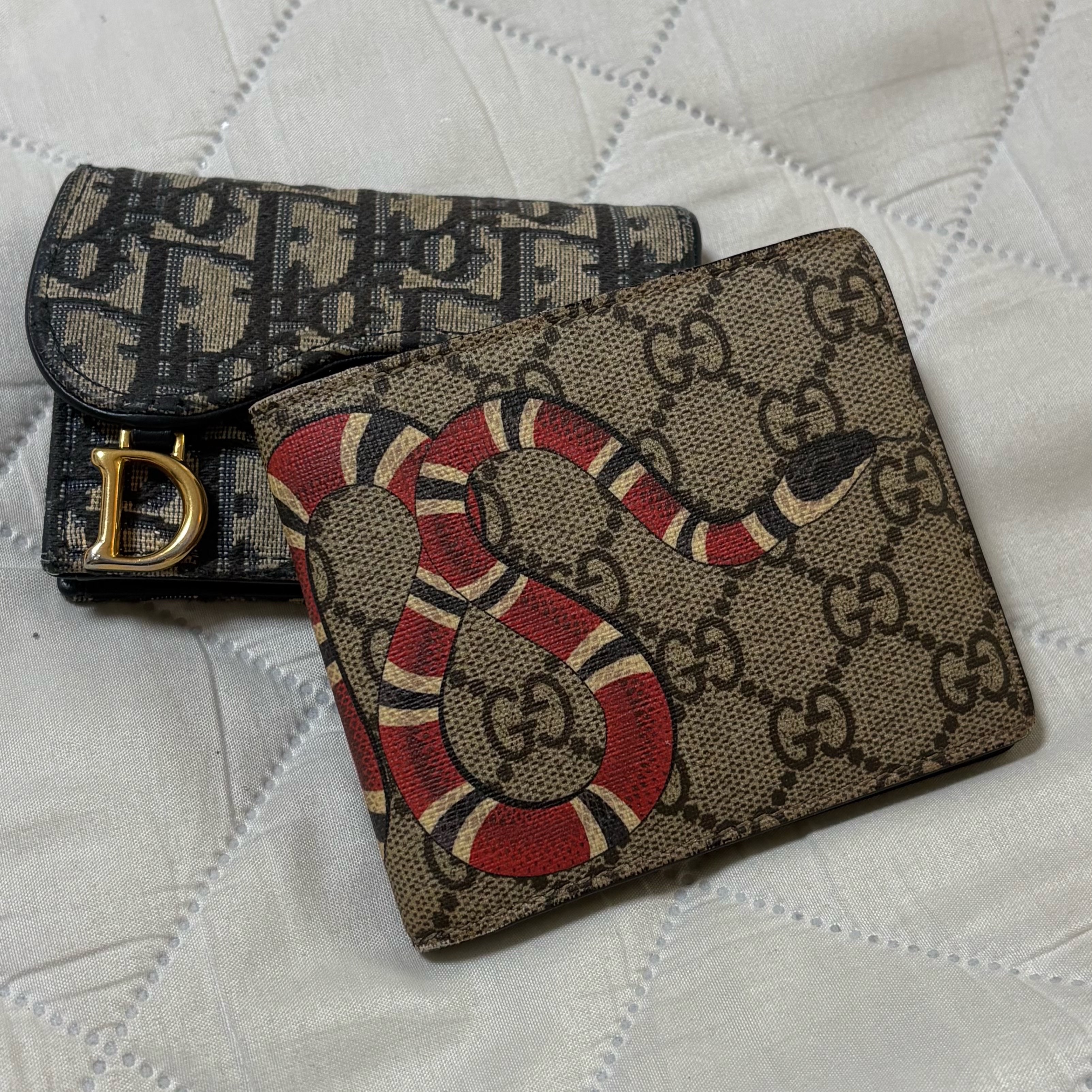 Gucci Kingsnake Print GG Supreme Wallet, Dior Saddle Flap Card Holder Blue Dior Oblique Jacquard 착용 스타일