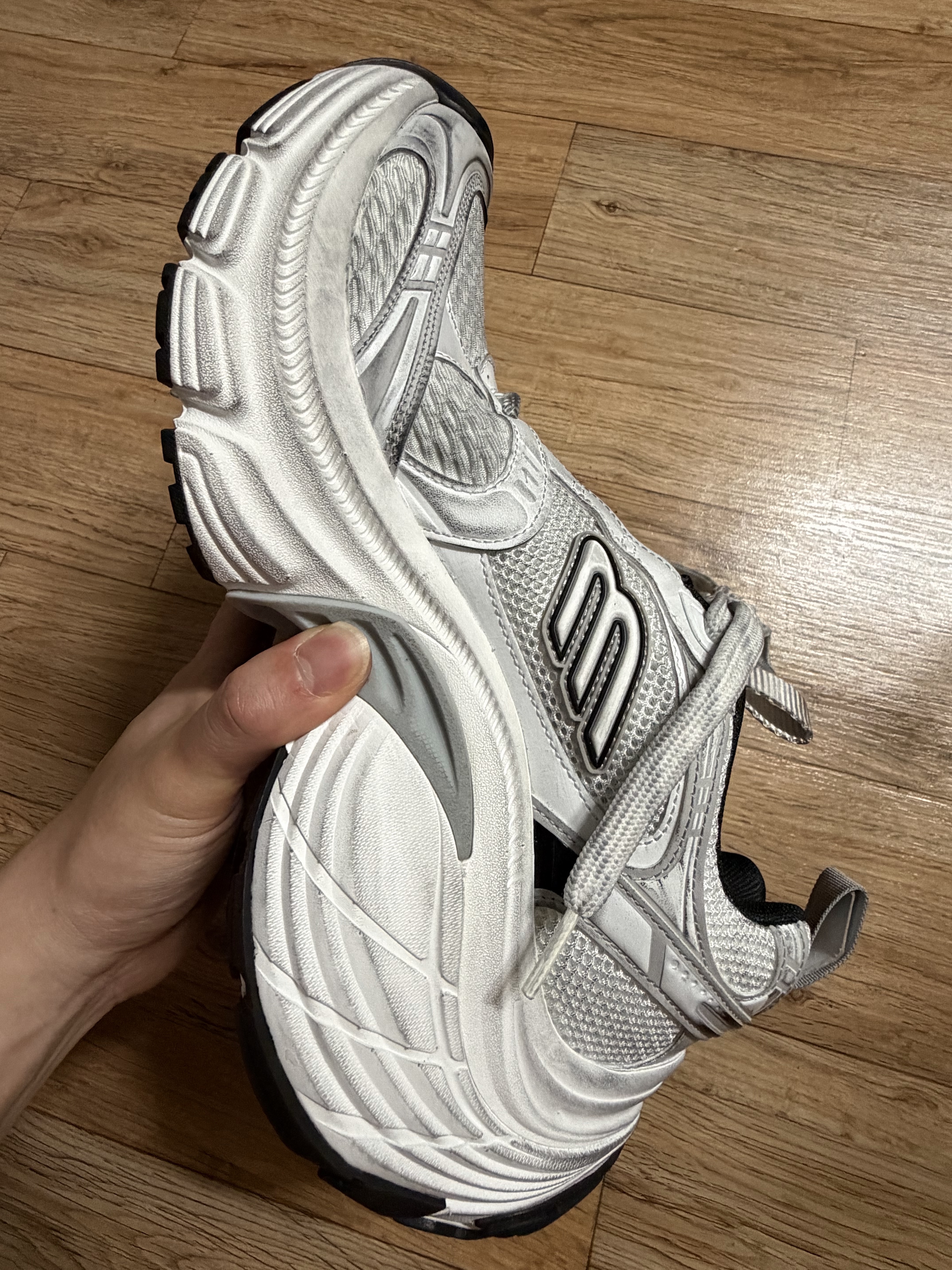 Balenciaga 10XL Sneakers White Grey Silver Black 착용 스타일