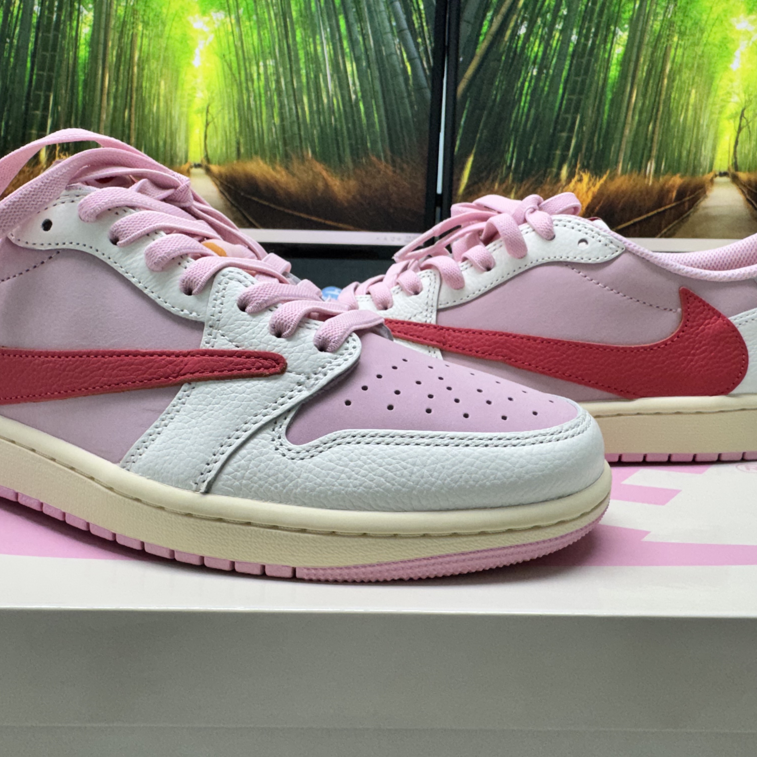 Jordan 1 x Travis Scott Retro Low OG SP Sail Tropical Pink 착용 스타일 - 4