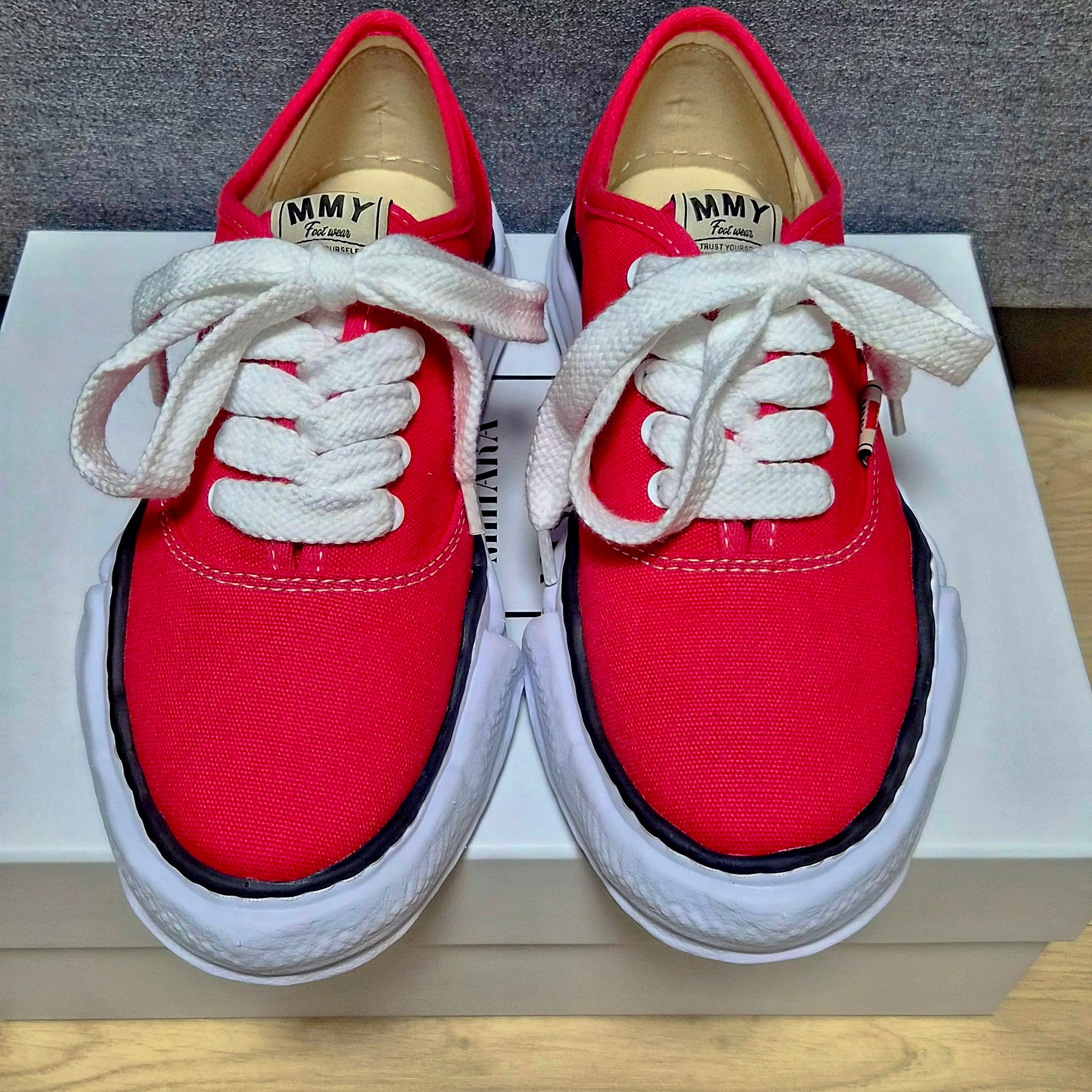 Maison Mihara Yasuhiro Baker OG Sole Canvas Low Cut Sneakers Red 착용 스타일 - 1