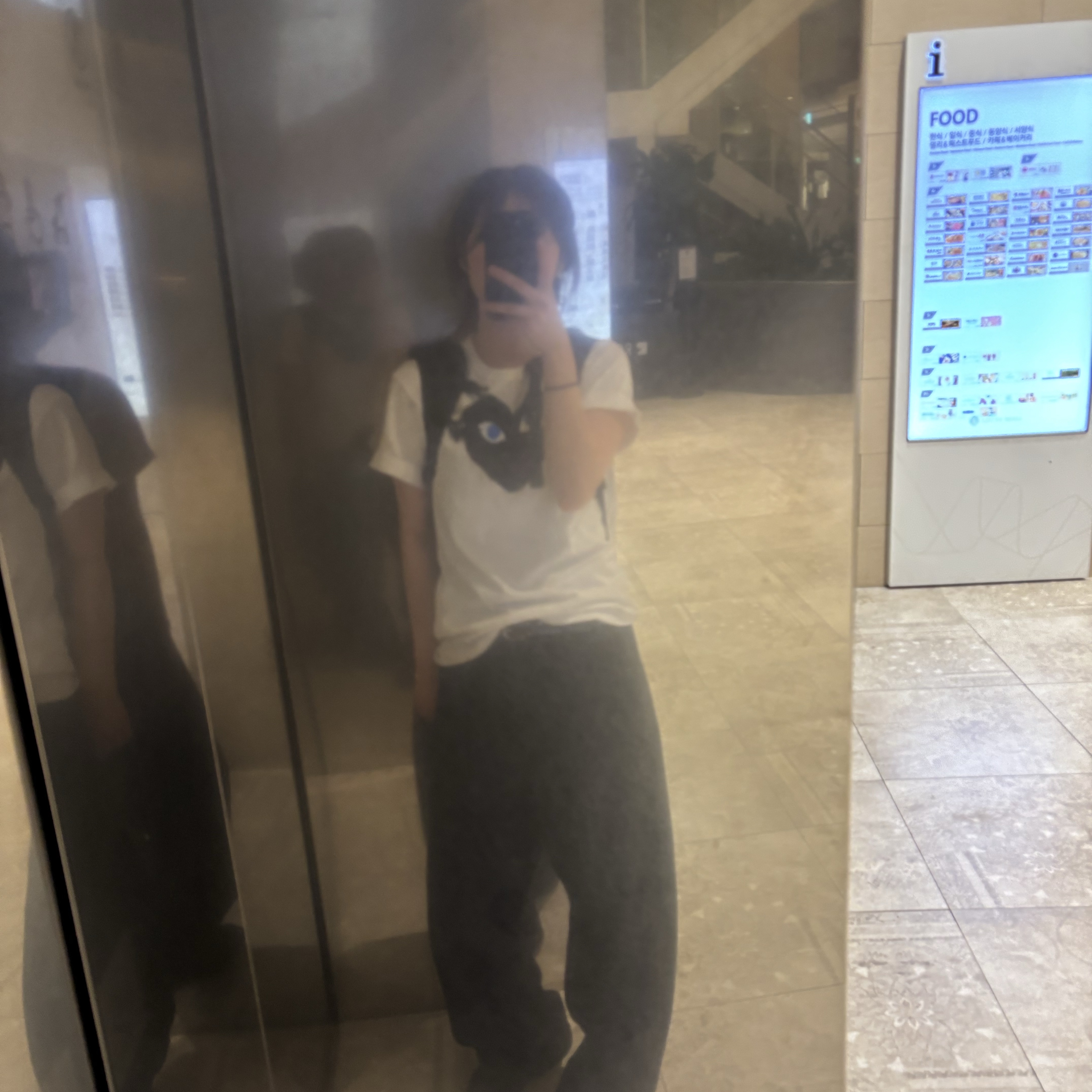 Play Comme des Garcons Black Heart Blue Eyes T-Shirt White 착용 스타일