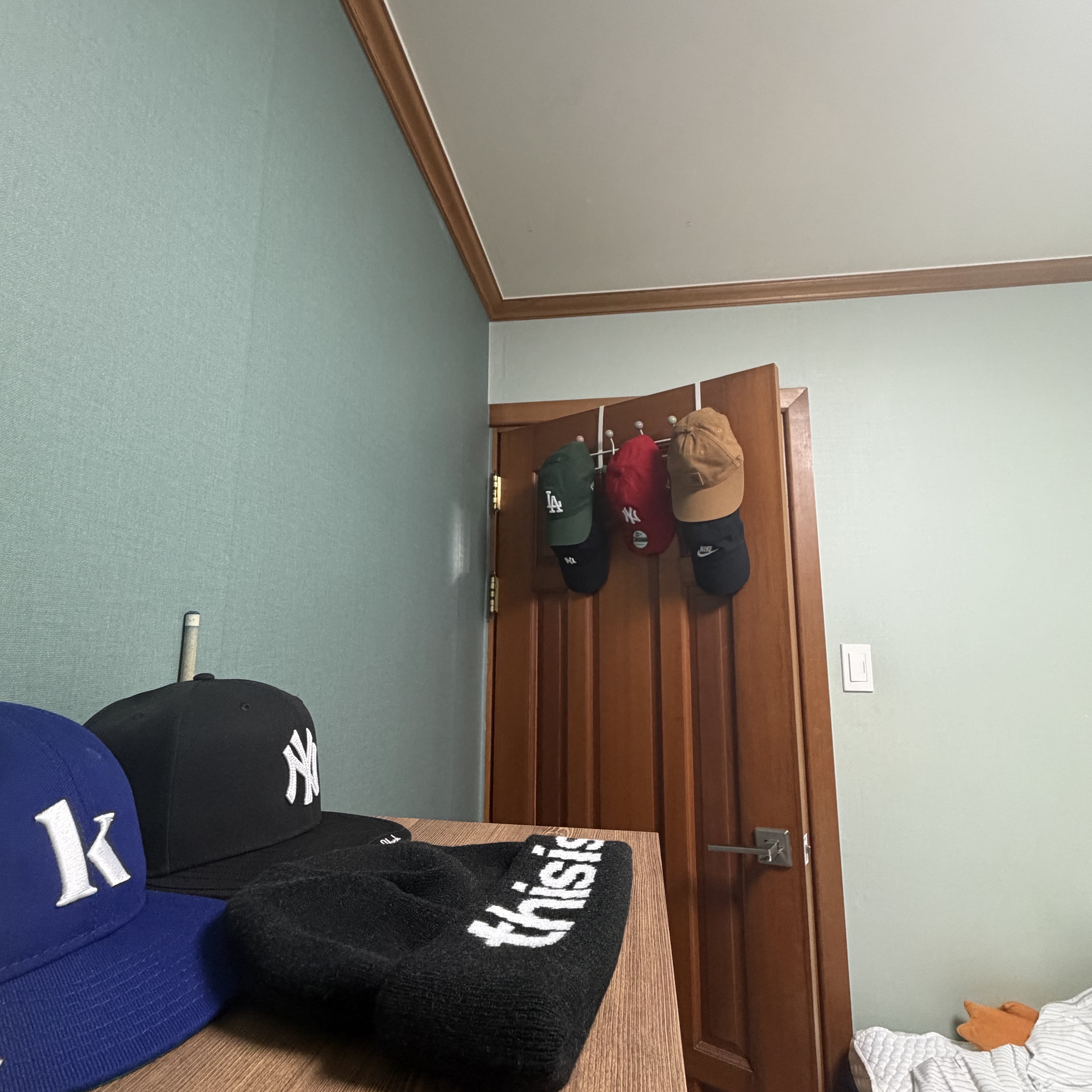 New Era MLB New York Yankees Basic 59Fifty Fitted Cap Black White, New Era x Fear of God 59FIFTY LA Dodgers Fitted Cap Blue 착용 스타일 - 1