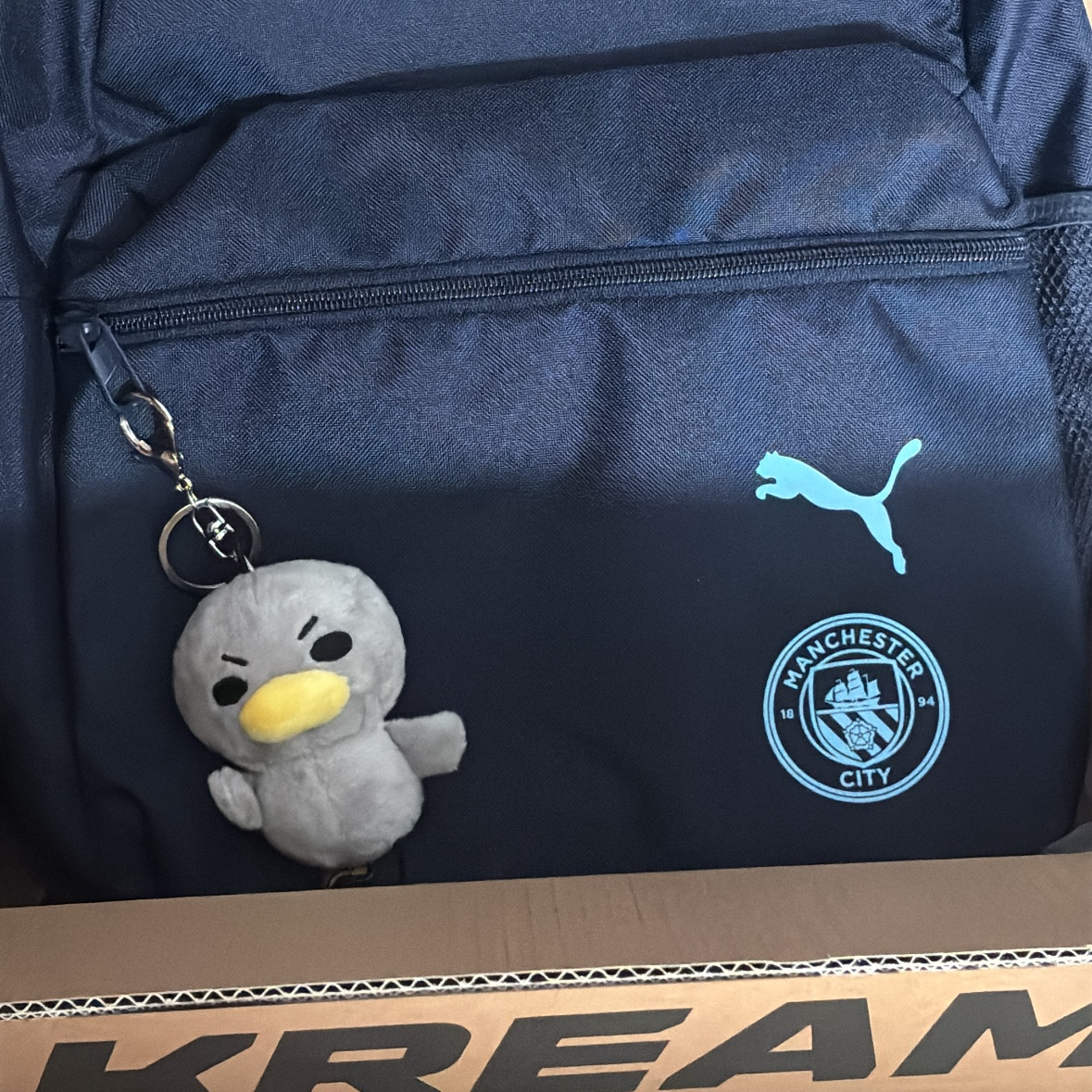 Puma Manchester City Essentials Backpack Navy Team Light Blue 착용 스타일