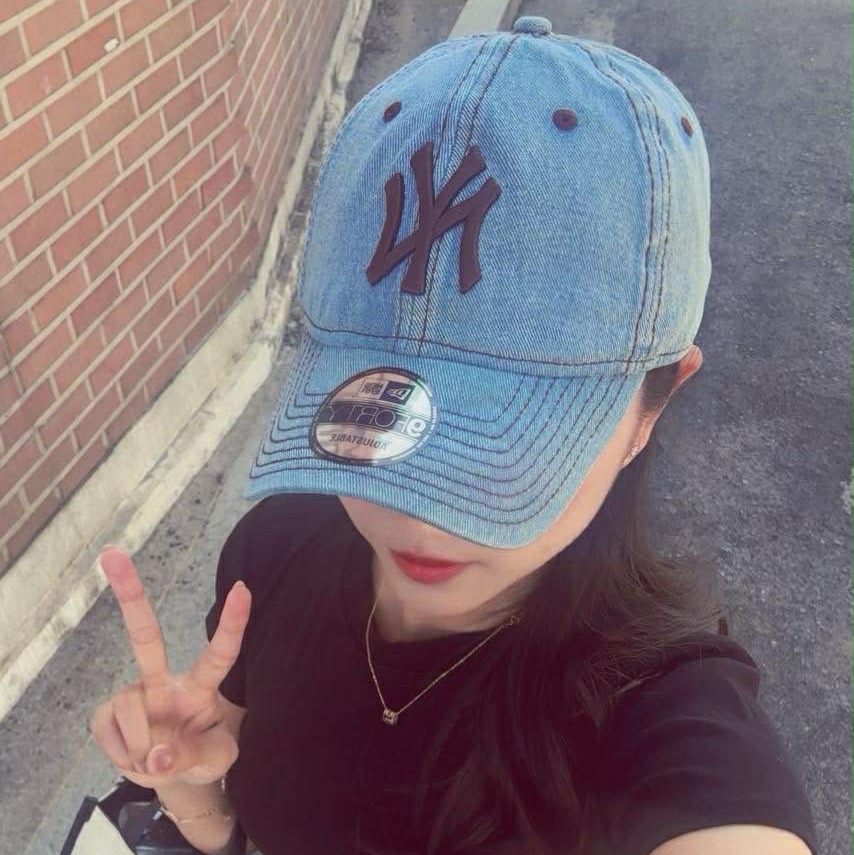 New Era MLB New York Yankees Denim Series Unstructured Ball Cap Light Blue 착용 스타일
