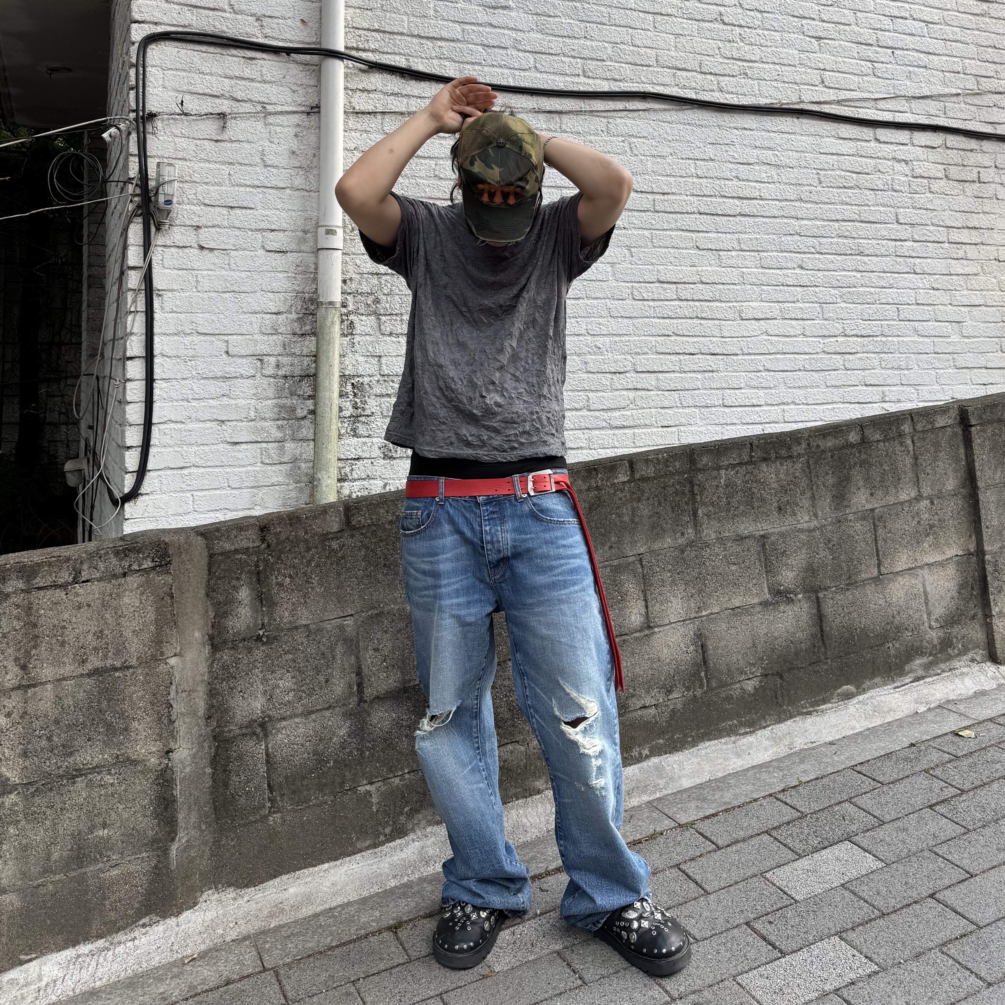 Khak. Crinkle T-Shirt In Cotton / Polyester Charcoal, Khak. Low-Rise Jeans In Cotton Vintage Blue 착용 스타일 - 1