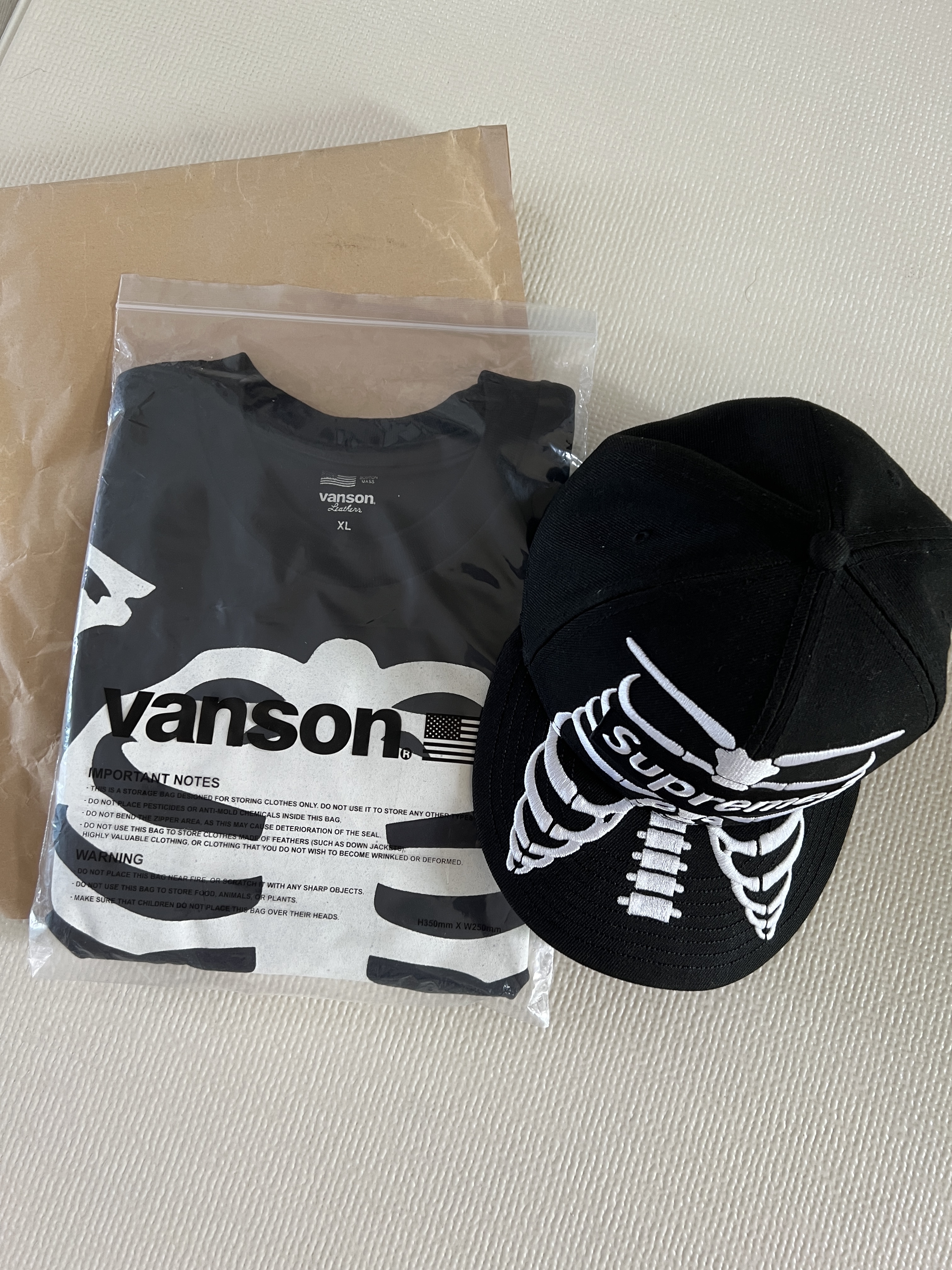 Supreme Bones Box Logo New Era Black - 25SS, Vanson Leathers Original Bone T-shirt / Black 착용 스타일