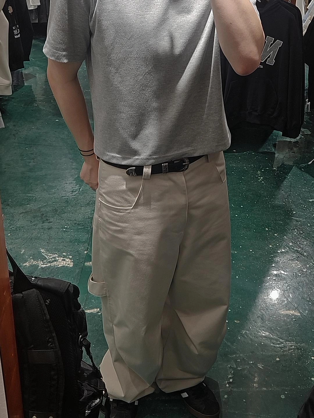 Uniqlo x JW Anderson Oxford Oversized Shirt Stripe Blue - KR, Kamien Titan Baggy Denim Pants Blue 착용 스타일 - 4