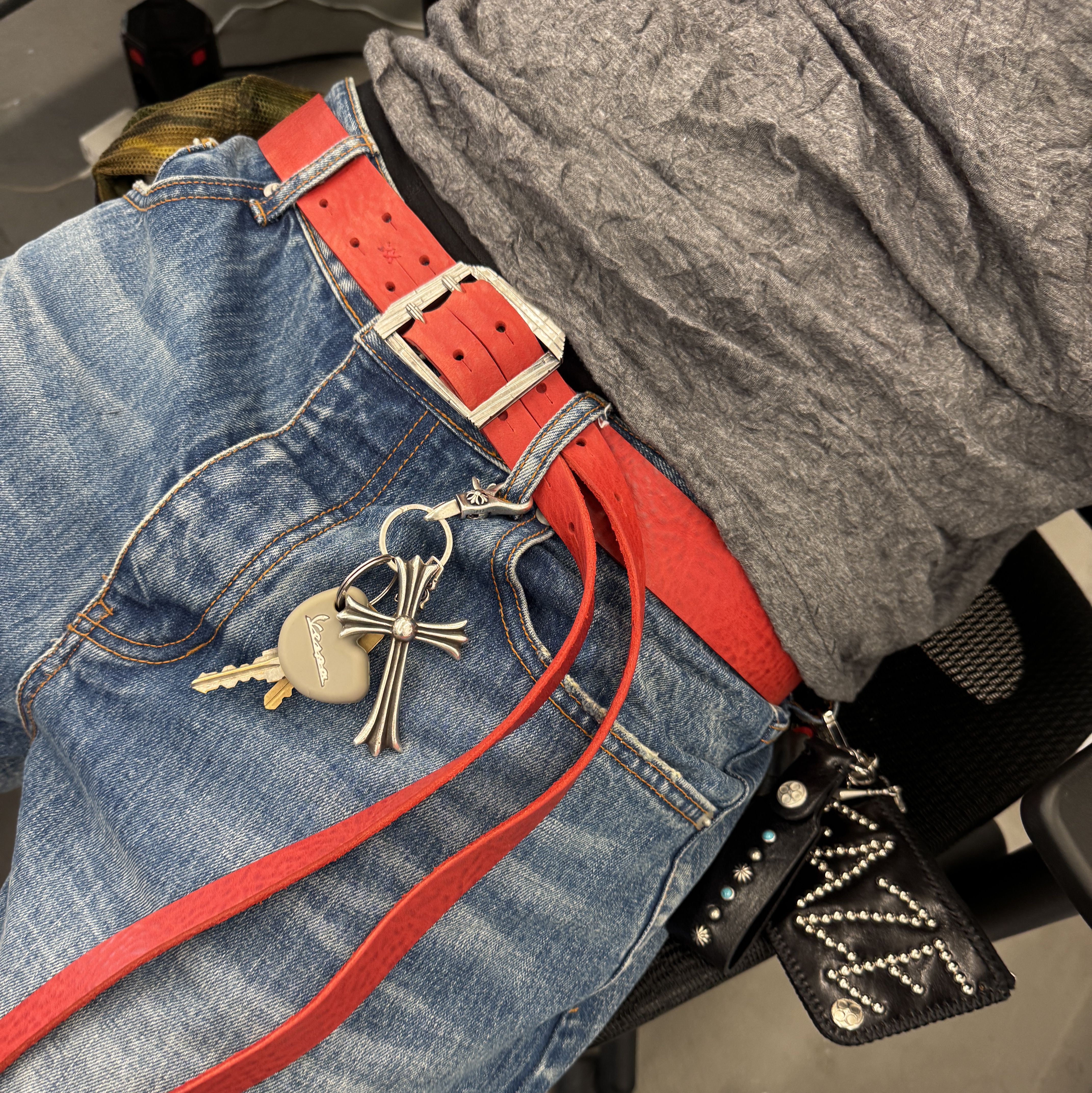 Khak. Crinkle T-Shirt In Cotton / Polyester Charcoal, Khak. Low-Rise Jeans In Cotton Vintage Blue 착용 스타일 - 2