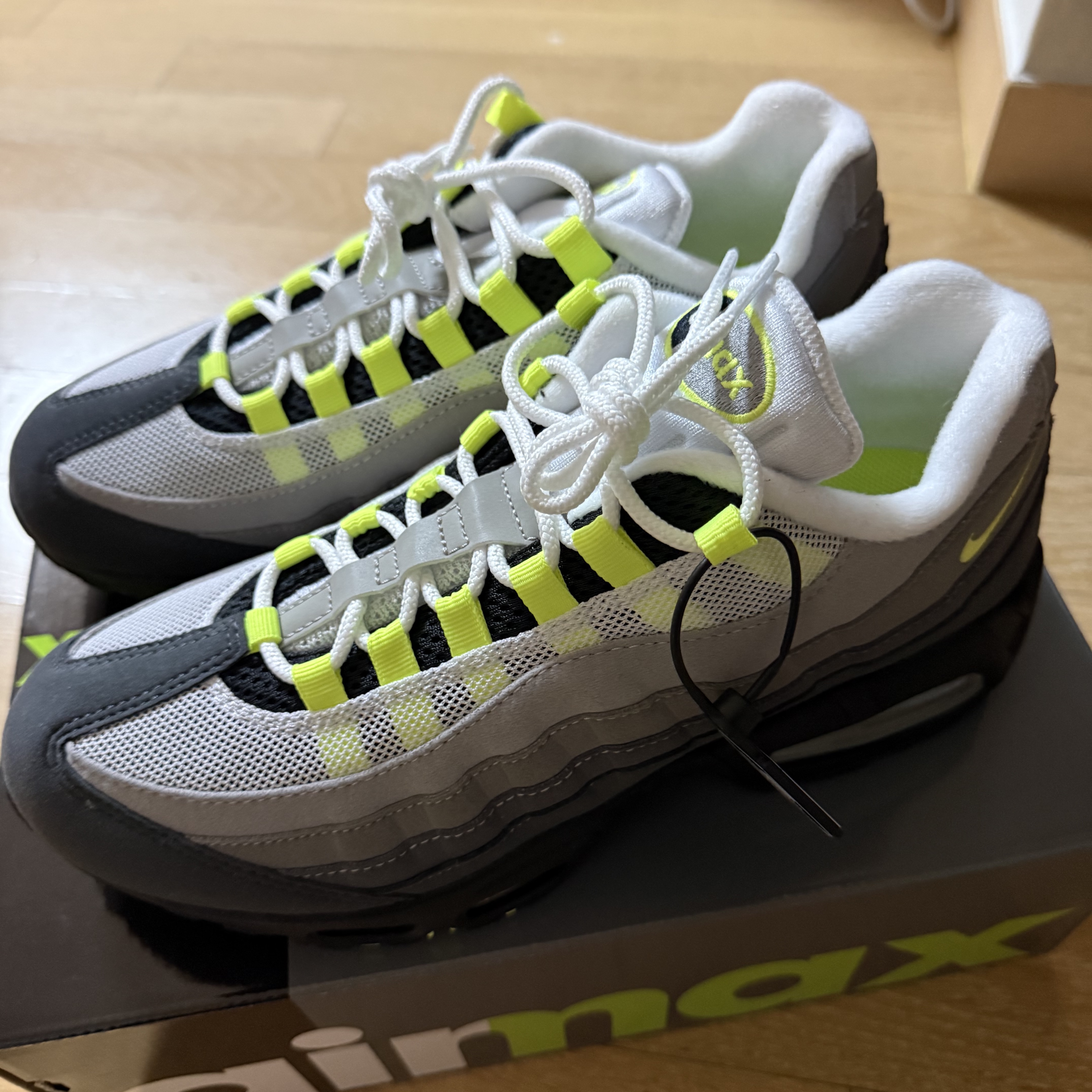 Nike Air Max 95 OG Neon 착용 스타일 - 1