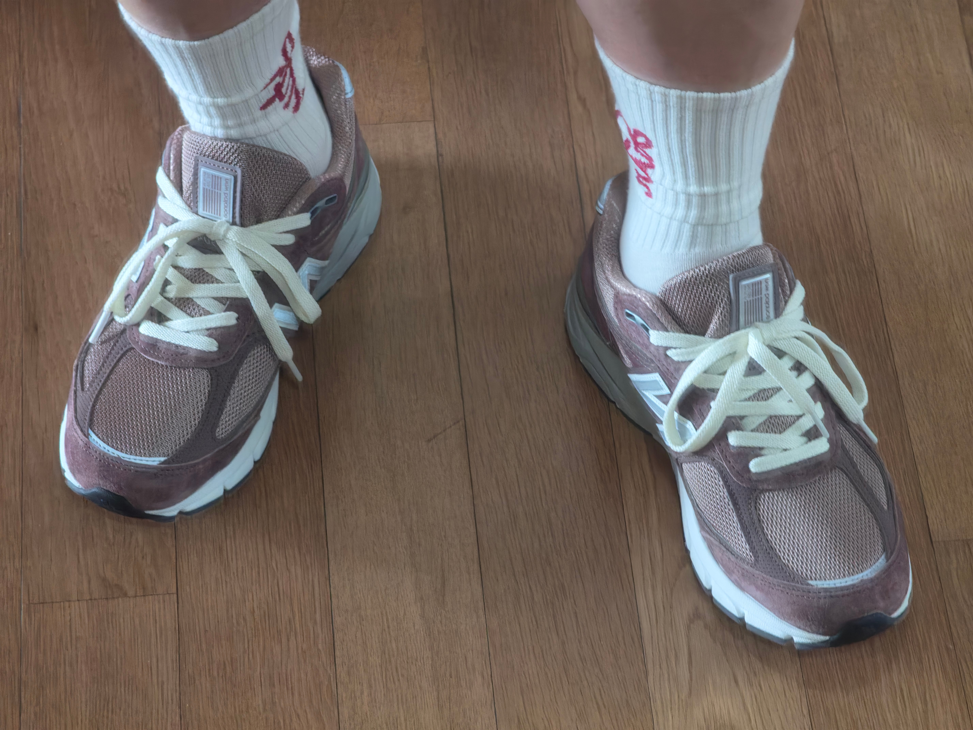 New Balance x Kith 990v4 Made in USA Dusty Mauve, SATUR x Monchhichi Lettering Socks Cream 착용 스타일