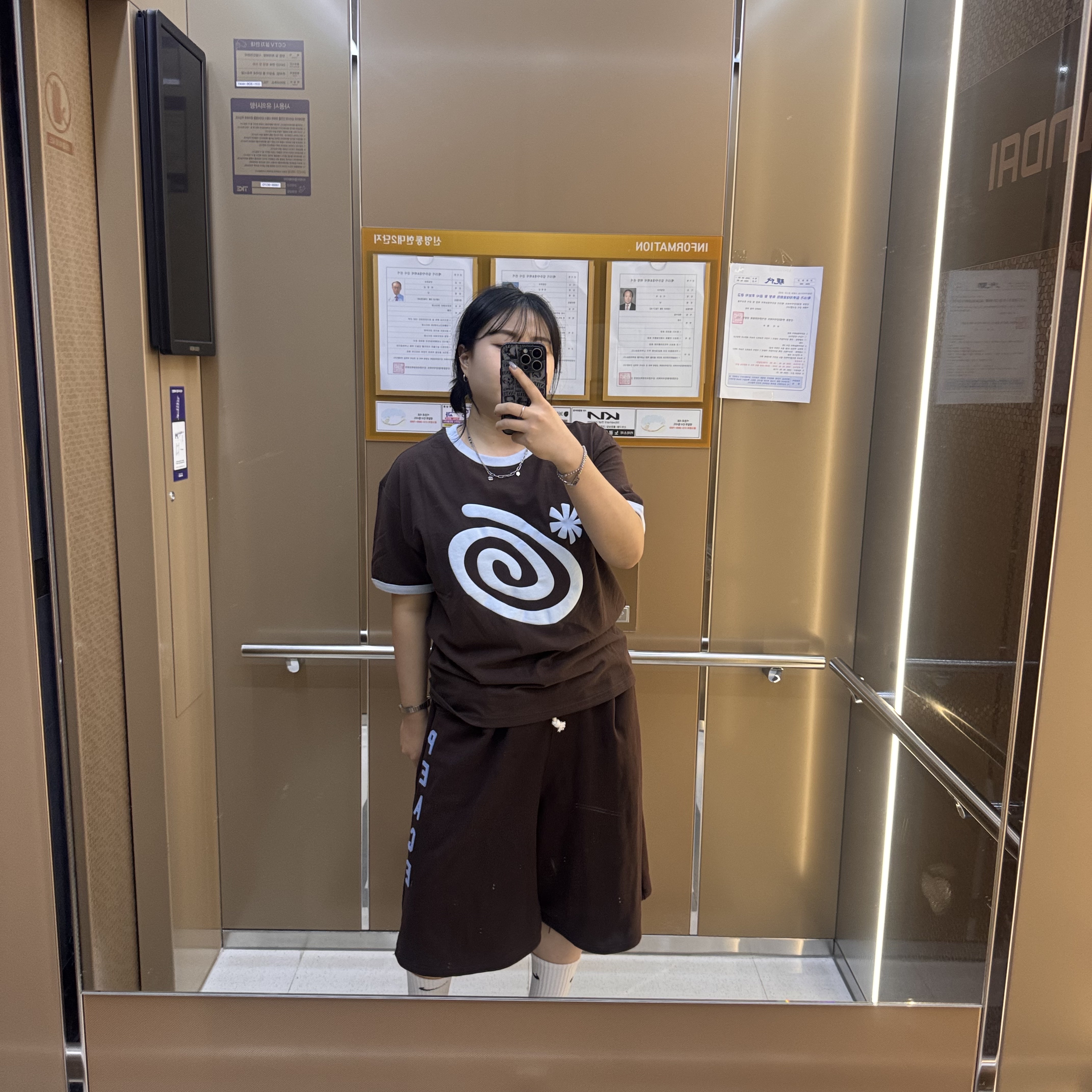 AMOU Molly Ringer T-Shirts Brown, AMOU Peace One Tuck Bermuda Pants Brown 착용 스타일