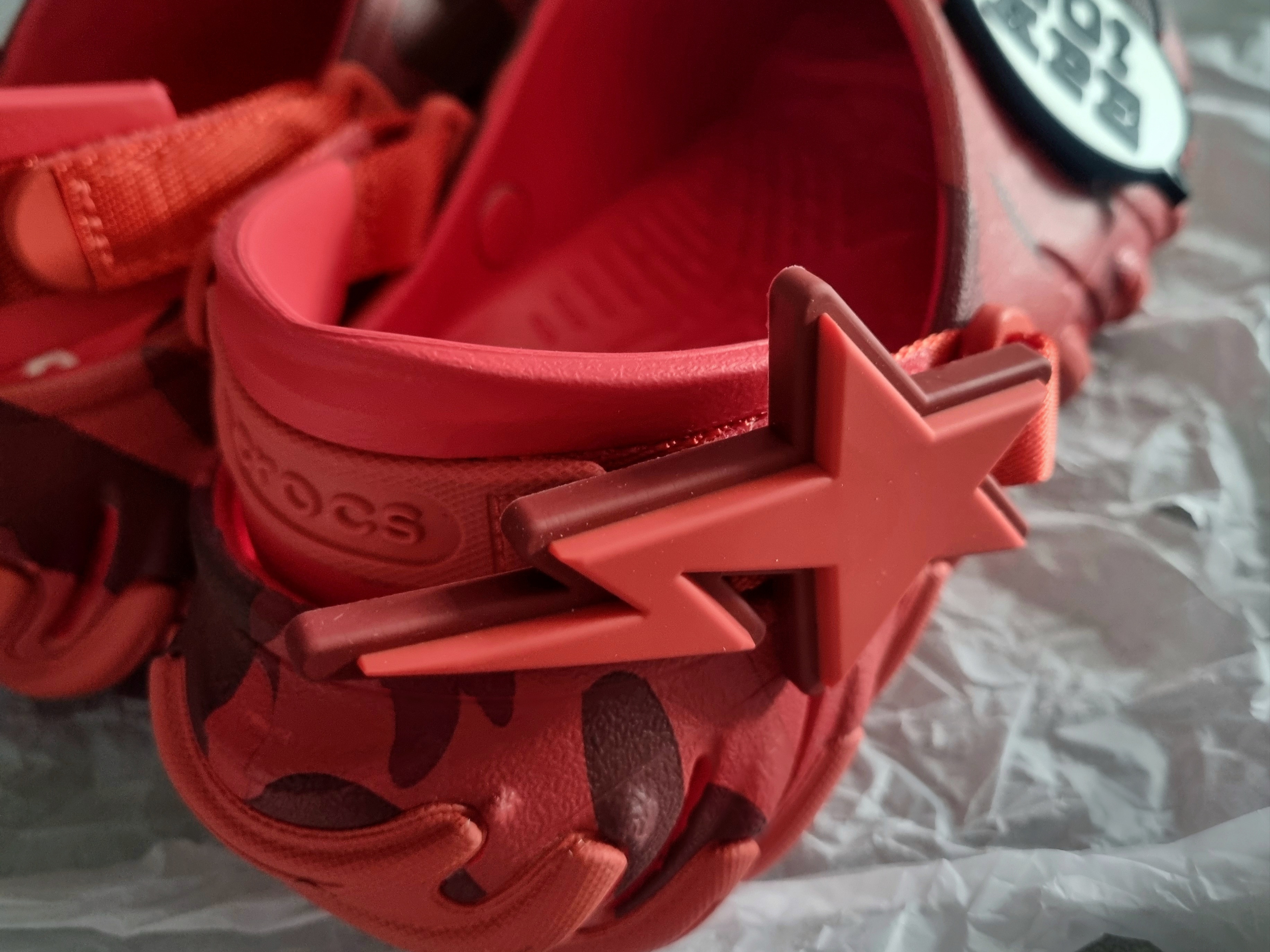 Crocs x BAPE Echo RO Clog Red 착용 스타일 - 4