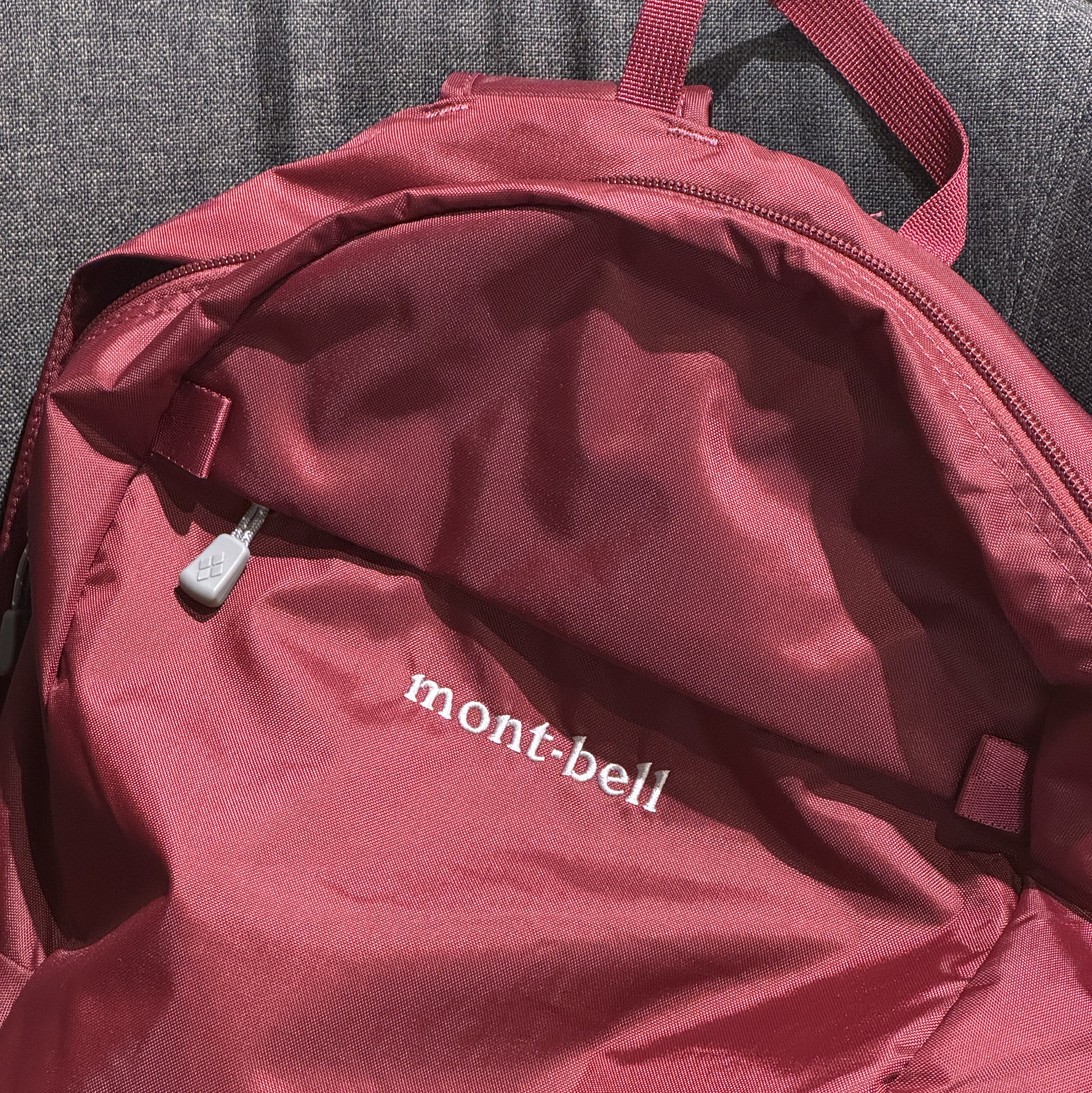 Montbell Pocketable Daypack 15 Wine Red 착용 스타일